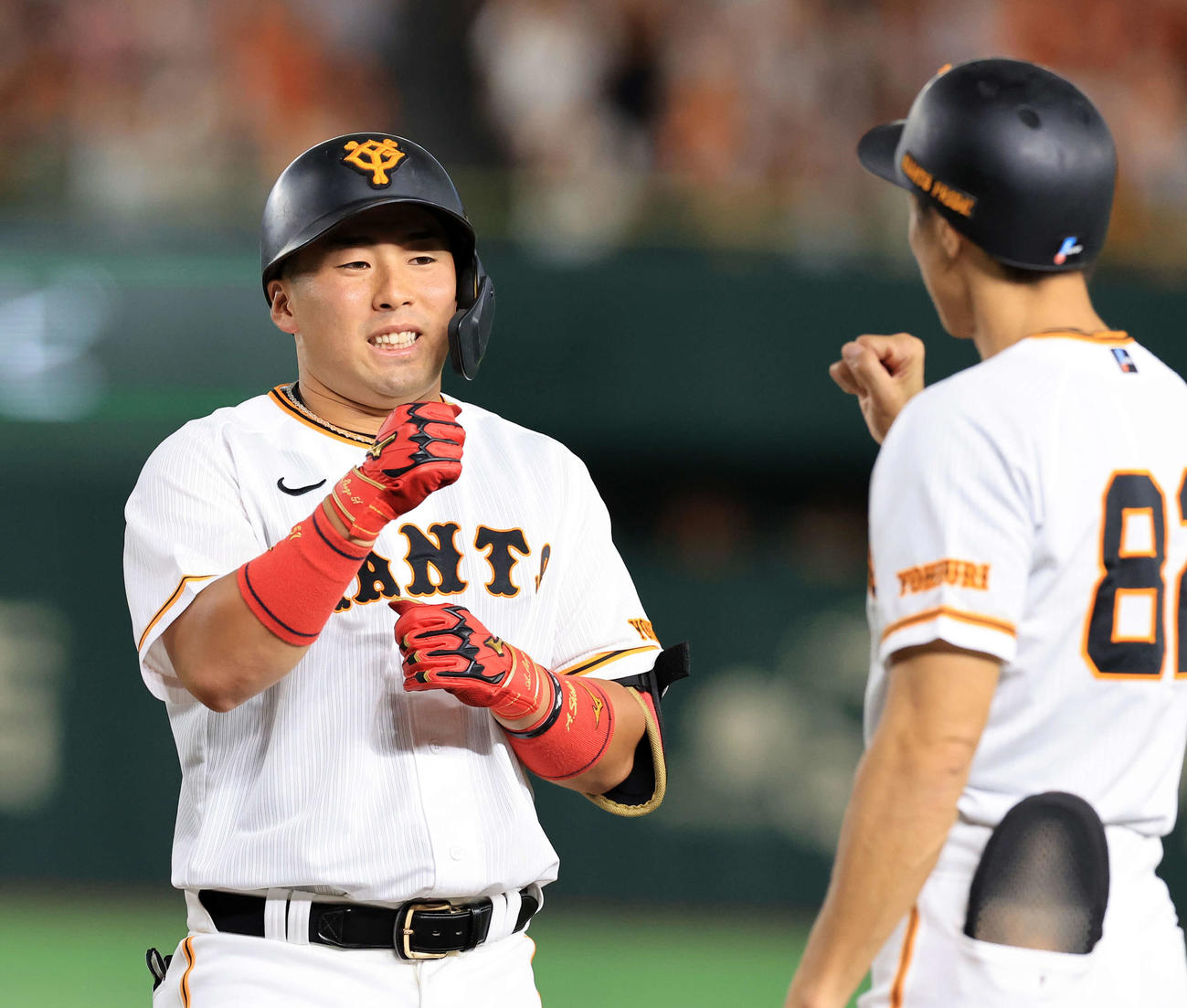 巨人対DeNA 3回裏巨人1死、浅野は左前打を放ち、鈴木コーチとグータッチ（撮影・浅見桂子）