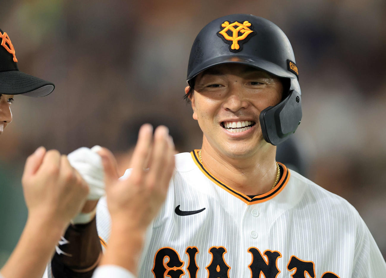 巨人対DeNA 1回裏巨人無死三塁、吉川の二塁ゴロで生還した長野は笑顔でナインとハイタッチ（撮影・浅見桂子）