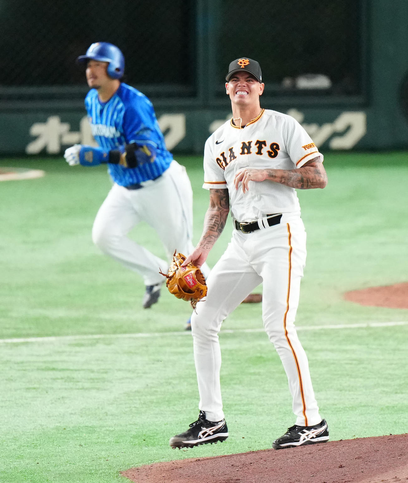 巨人対DeNA 9回表DeNA無死、投手強襲内野安打となった宮崎の打球が左手に当たり、厳しい表情のロペス（撮影・江口和貴）