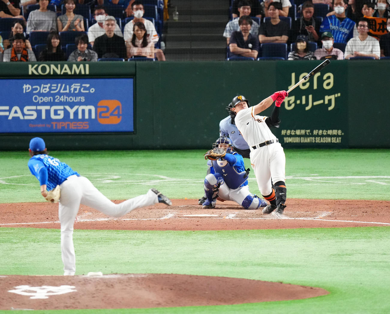 巨人対DeNA 8回裏巨人無死、左越えソロ本塁打を放つ岡本和。投手宮国（撮影・江口和貴）