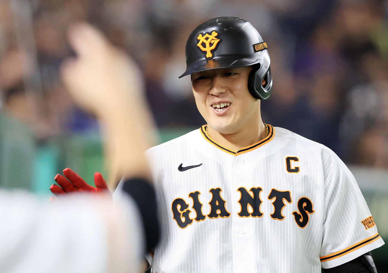 巨人対DeNA 8回裏巨人無死、岡本和は左越えソロ本塁打を放ち、笑顔でナインとハイタッチ（撮影・浅見桂子）