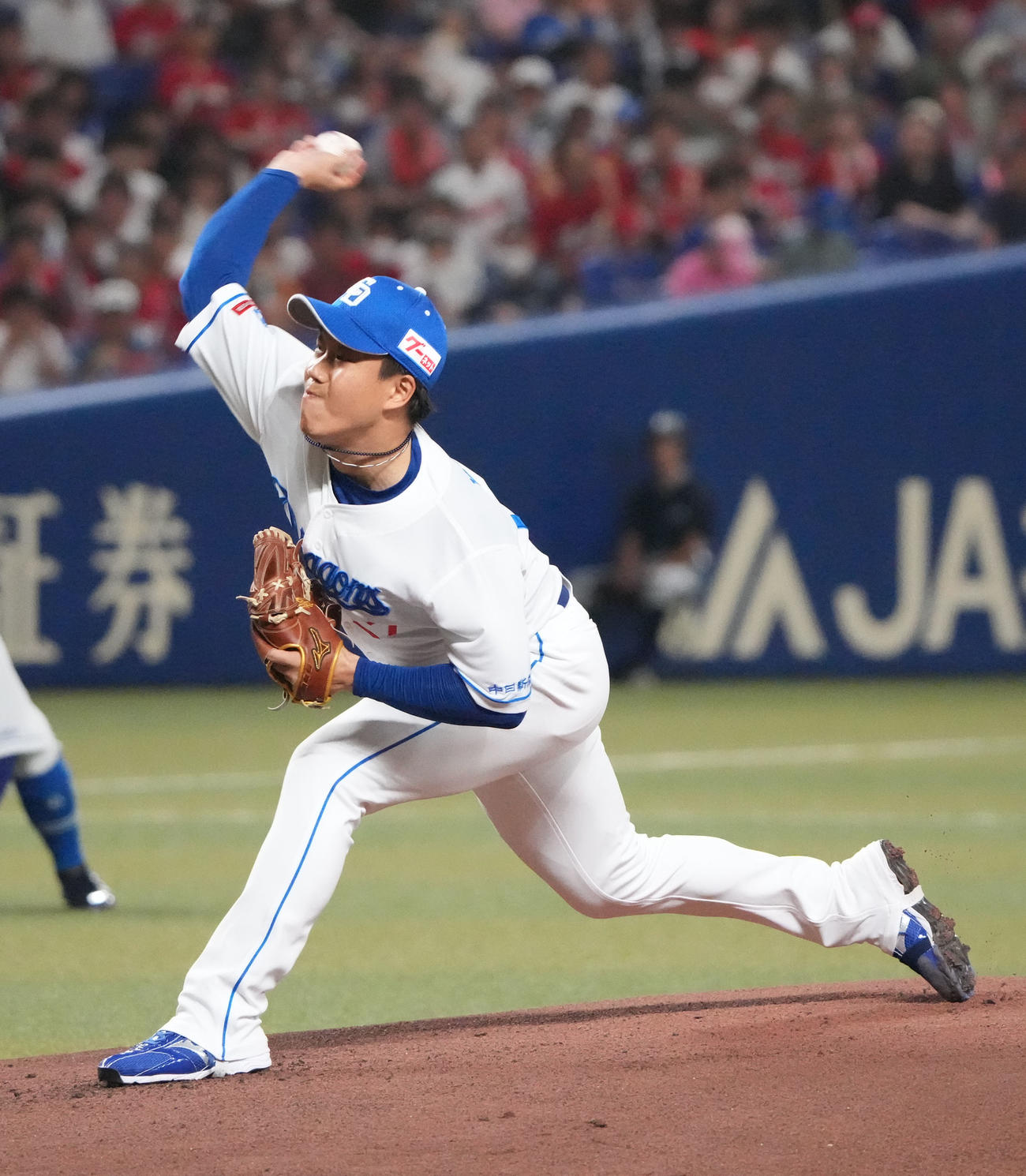 中日対広島　1回表、登板する中日先発の柳（撮影・森本幸一）