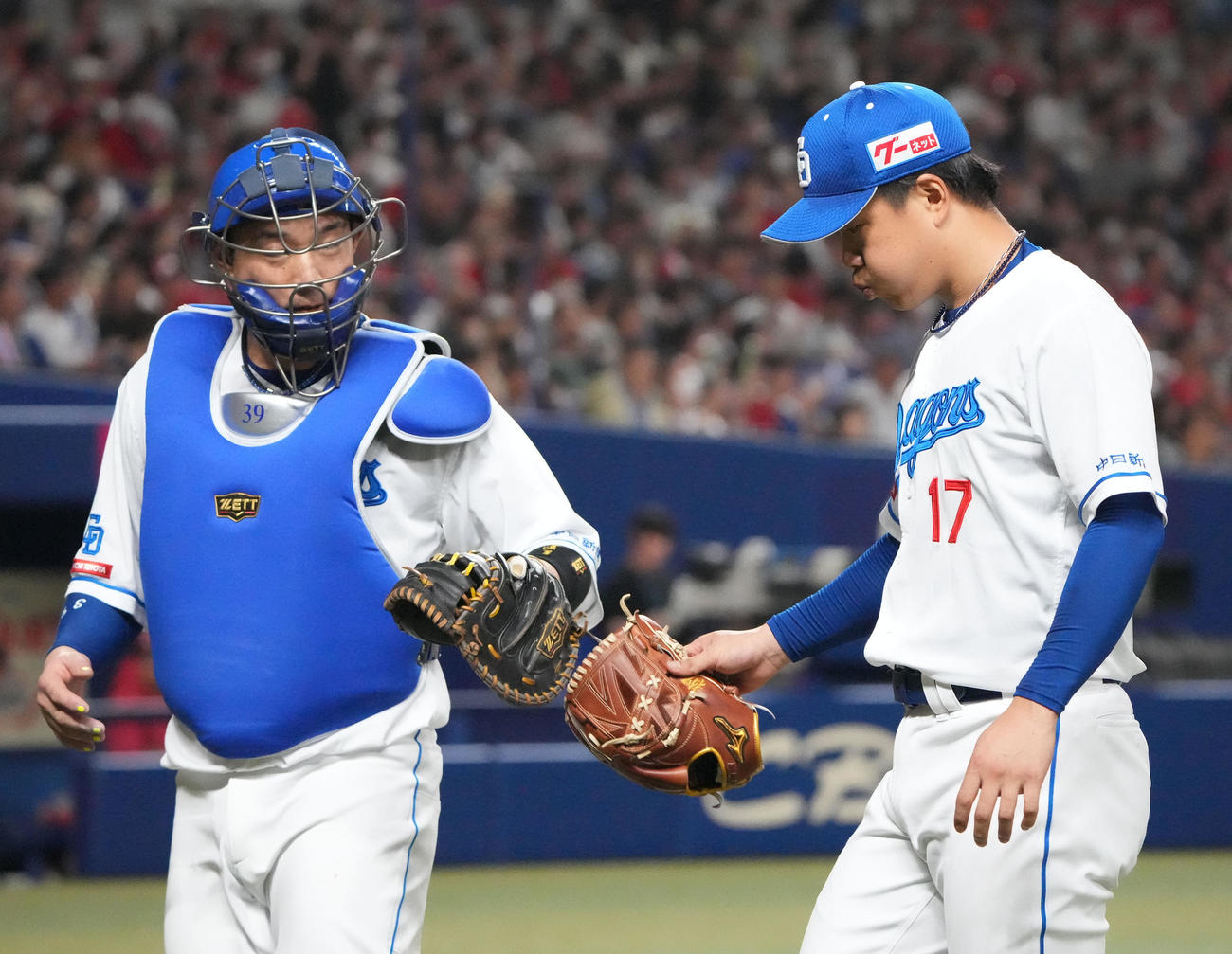 中日対広島　1回表終了、宇佐見とタッチを交わしベンチへ戻る柳（右）（撮影・森本幸一）