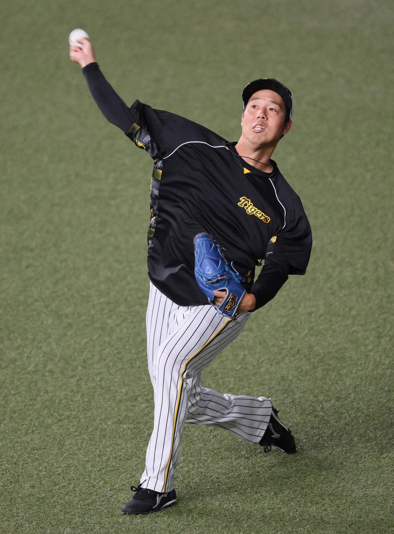 阪神対ヤクルト　キャッチボールで調整する青柳（撮影・宮崎幸一）