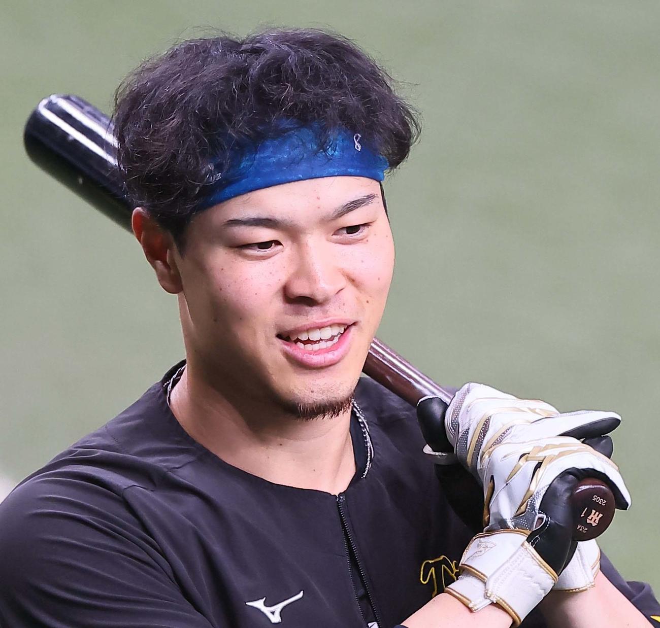 阪神対ヤクルト　森下のバットを手に笑顔を見せる佐藤輝（撮影・上田博志）