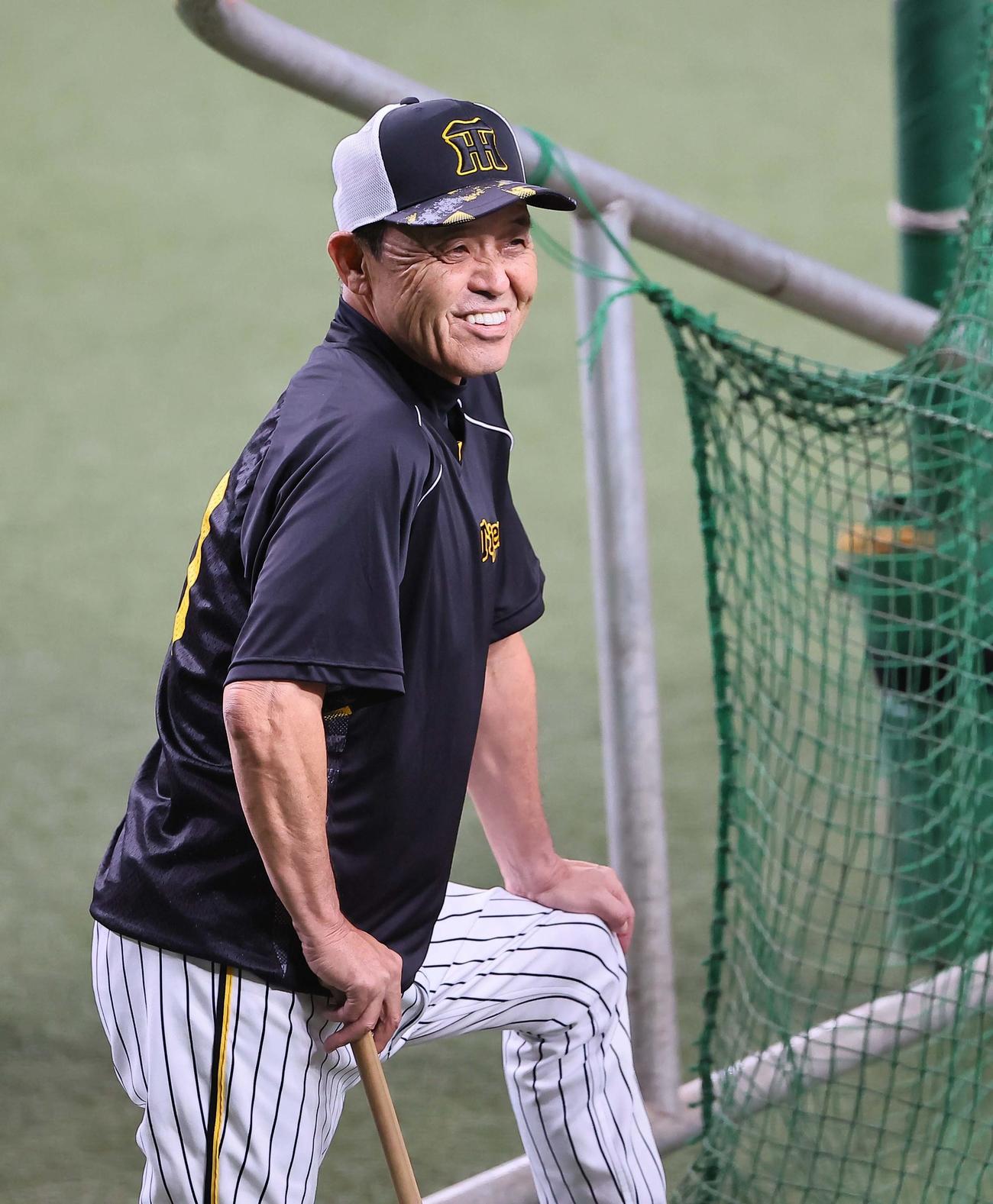 阪神対ヤクルト　笑顔を見せる岡田監督（撮影・上田博志）