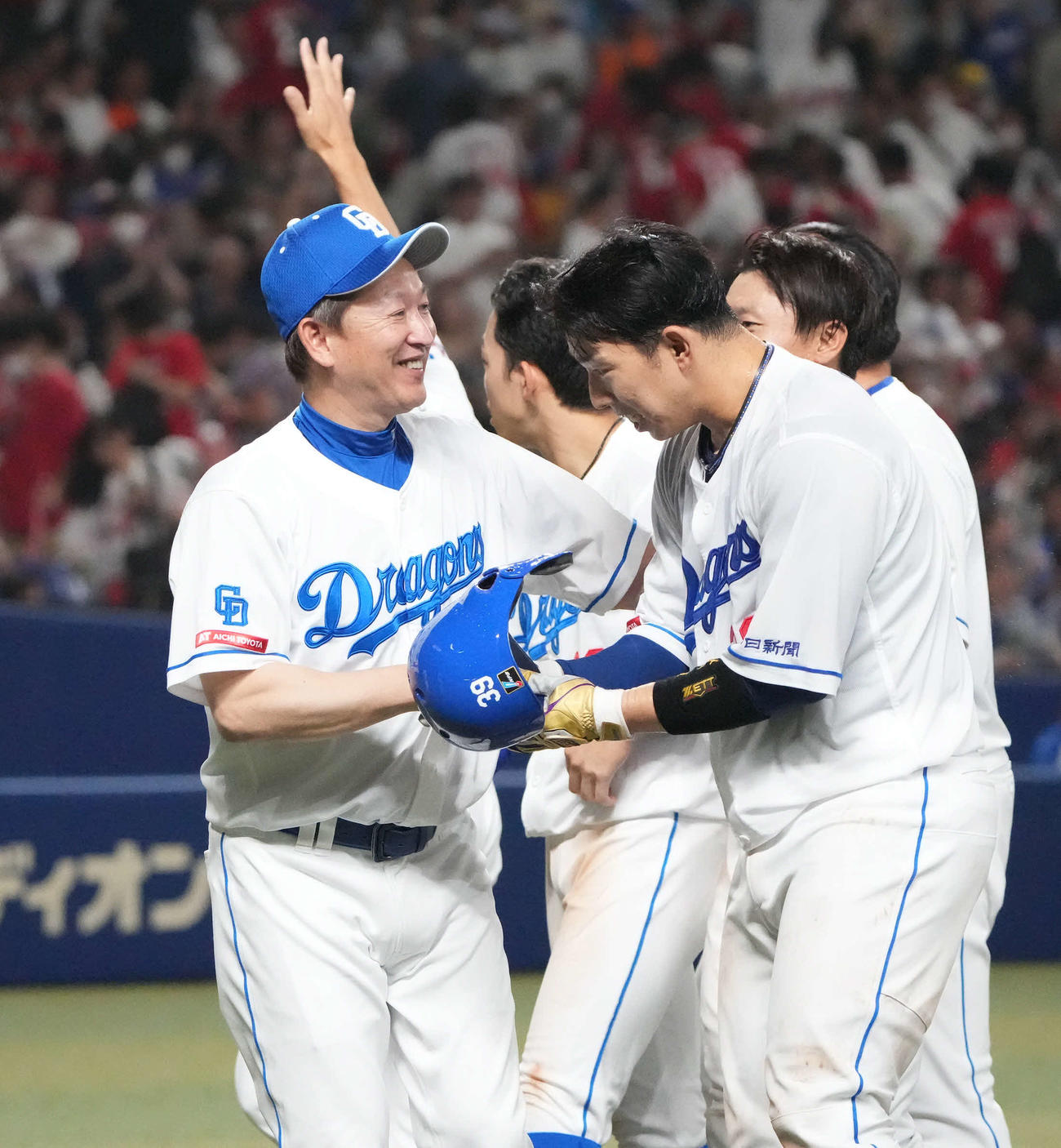 中日対広島　サヨナラ本塁打を放った宇佐見（右）と握手を交わす立浪監督（撮影・森本幸一）