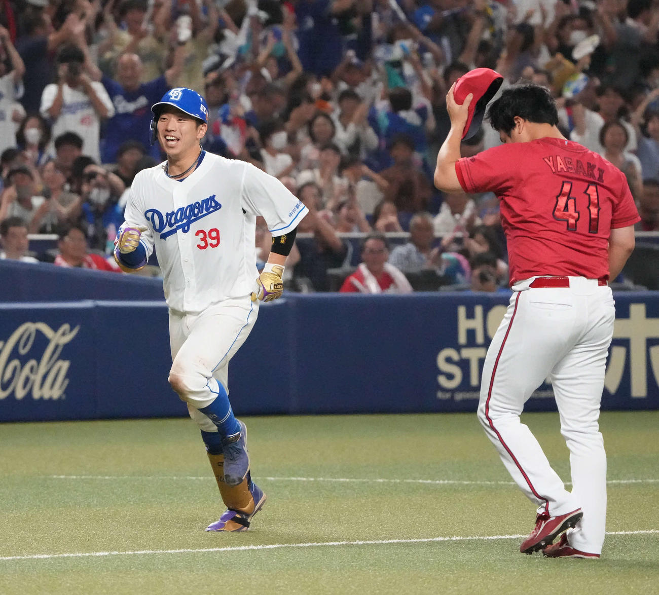 中日対広島　10回裏中日無死、右越えサヨナラ本塁打を放ち笑顔で本塁に向かう宇佐見（左）。右は敗戦投手の広島矢崎（撮影・森本幸一）