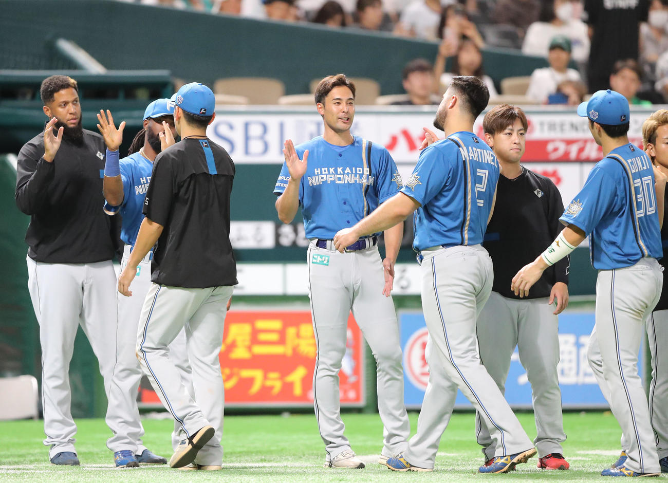 ソフトバンク対日本ハム　勝利投手となった上原はナインを出迎える（撮影・梅根麻紀）