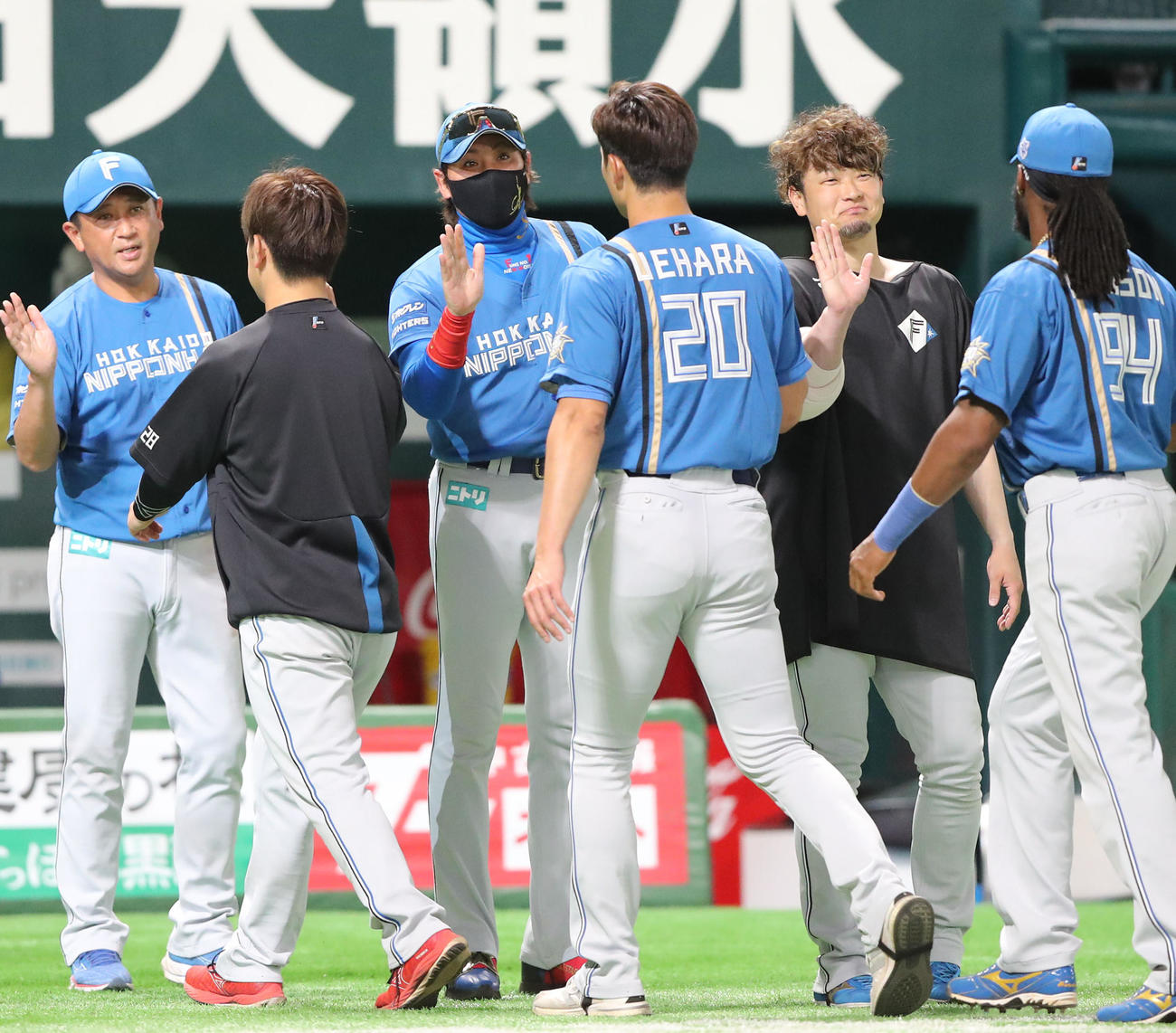 ソフトバンク対日本ハム　勝利投手となった上原を迎える新庄監督（撮影・梅根麻紀）