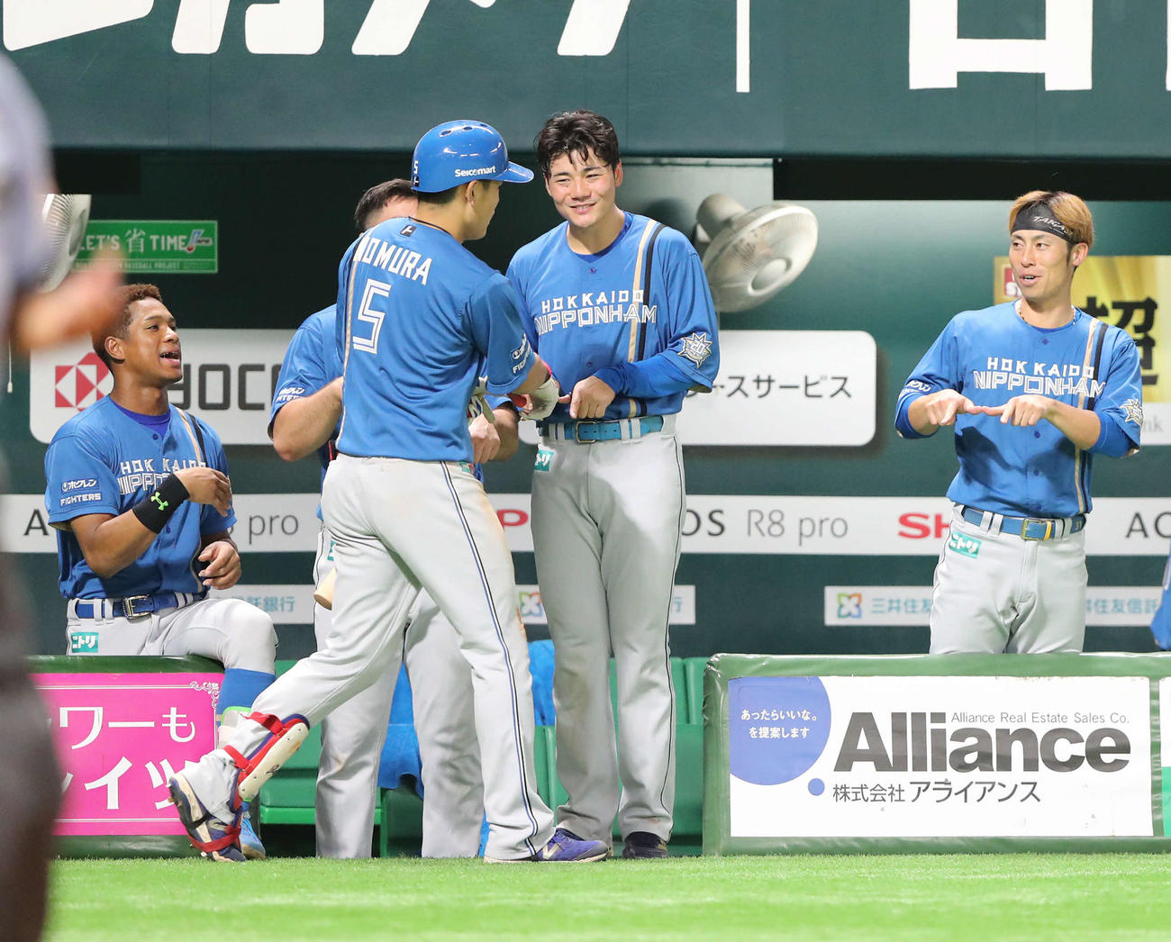 ソフトバンク対日本ハム　8回表日本ハム1死、左越え本塁打の野村（中央左）を笑顔で迎える清宮（同右）（撮影・梅根麻紀）