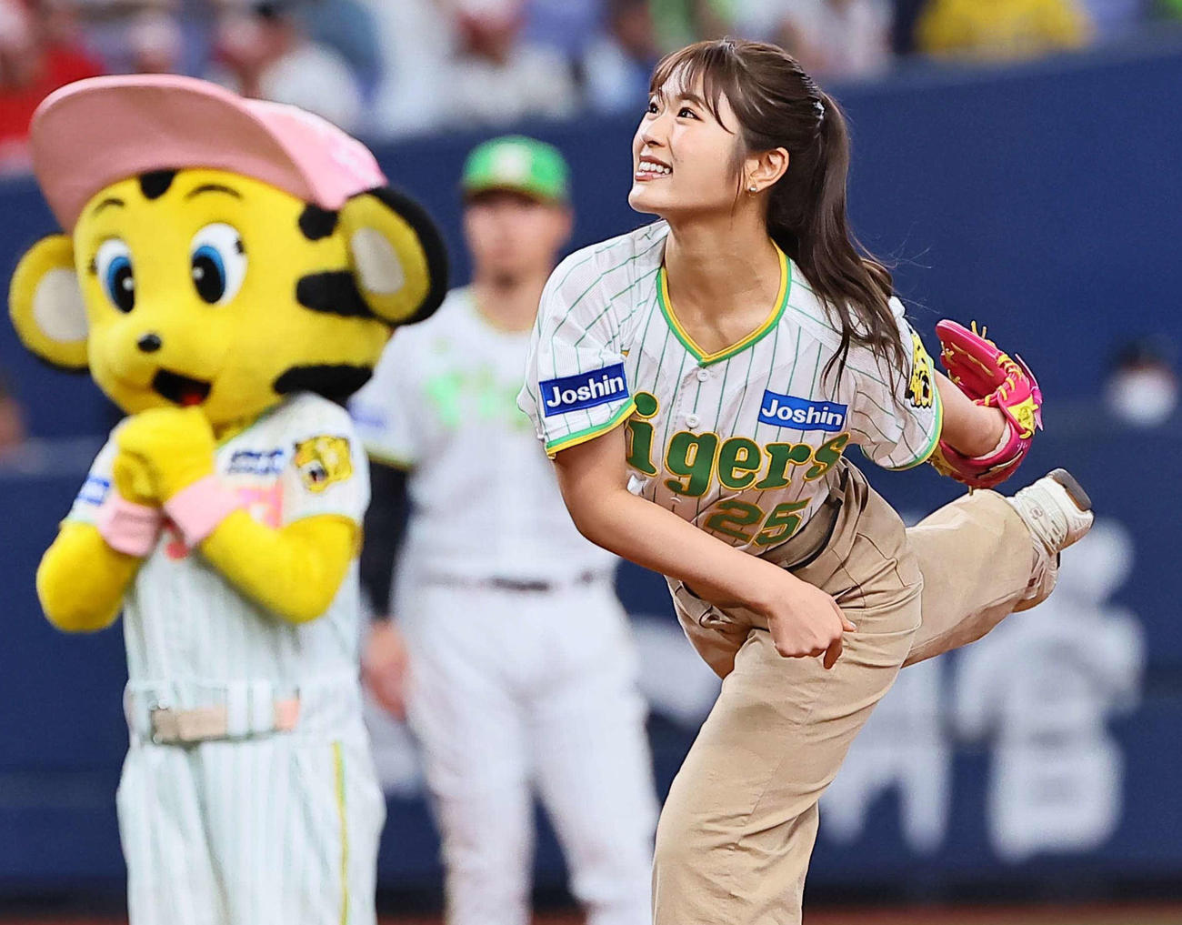 阪神対ヤクルト　始球式を務めるNMB48渋谷凪咲（撮影・上田博志）