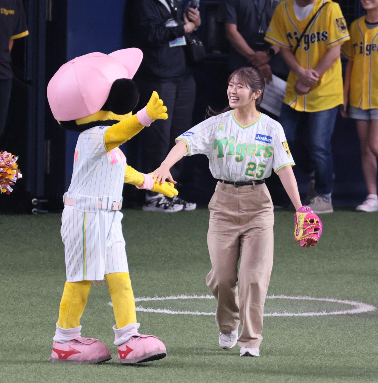 阪神対ヤクルト　始球式に向かう渋谷凪咲（撮影・宮崎幸一）