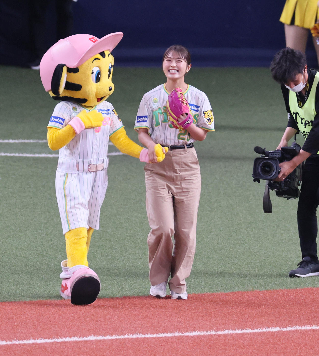 阪神対ヤクルト　始球式に向かう渋谷凪咲（撮影・宮崎幸一）