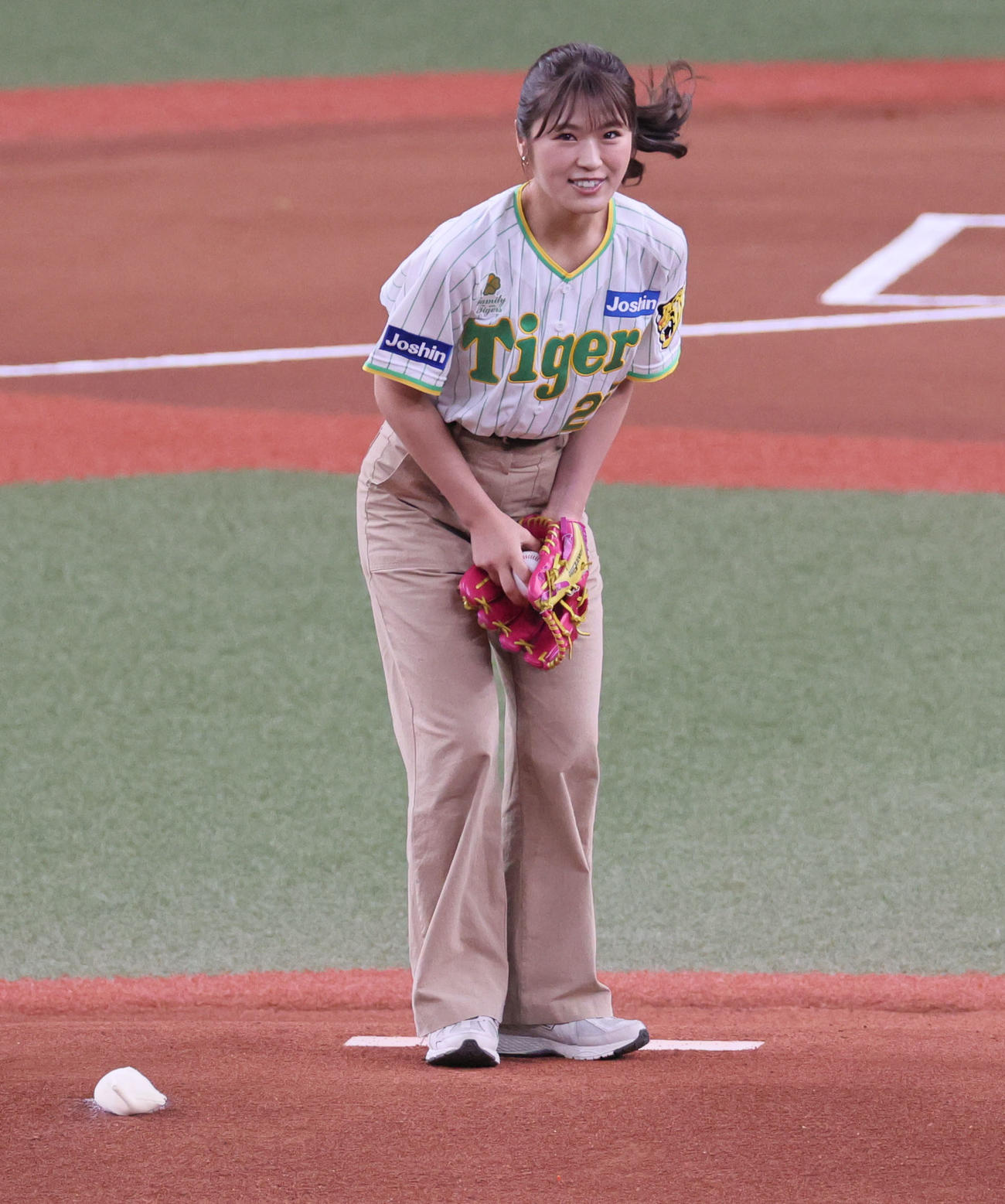 阪神対ヤクルト　始球式を務めた渋谷凪咲（撮影・宮崎幸一）