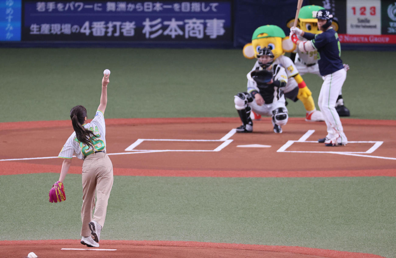阪神対ヤクルト　始球式を務めた渋谷凪咲（撮影・宮崎幸一）