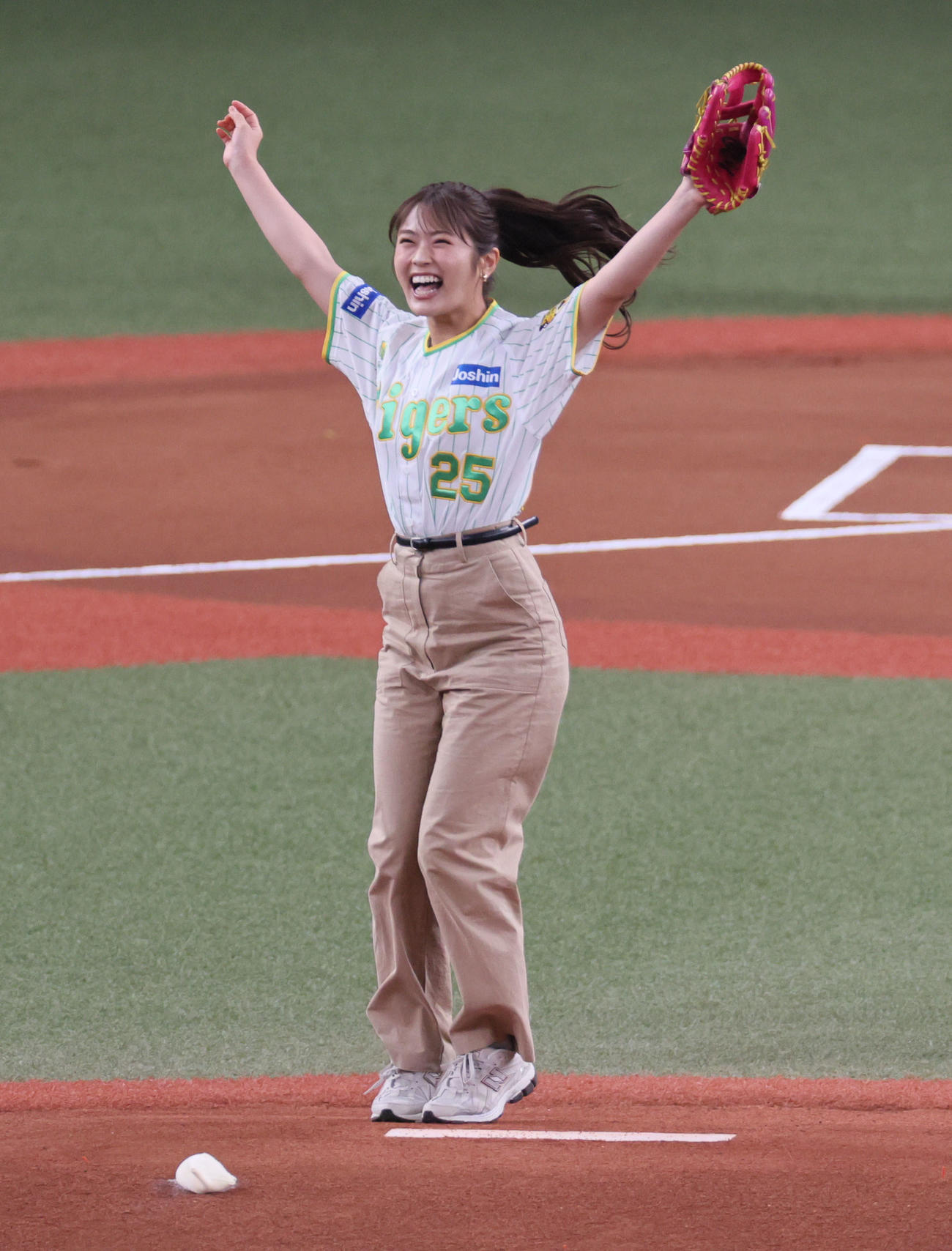 阪神対ヤクルト　始球式を務めた渋谷凪咲（撮影・宮崎幸一）