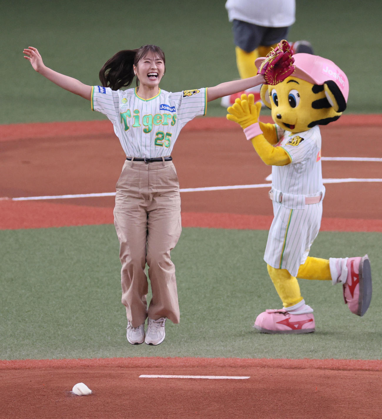 阪神対ヤクルト　始球式を務めた渋谷凪咲（撮影・宮崎幸一）