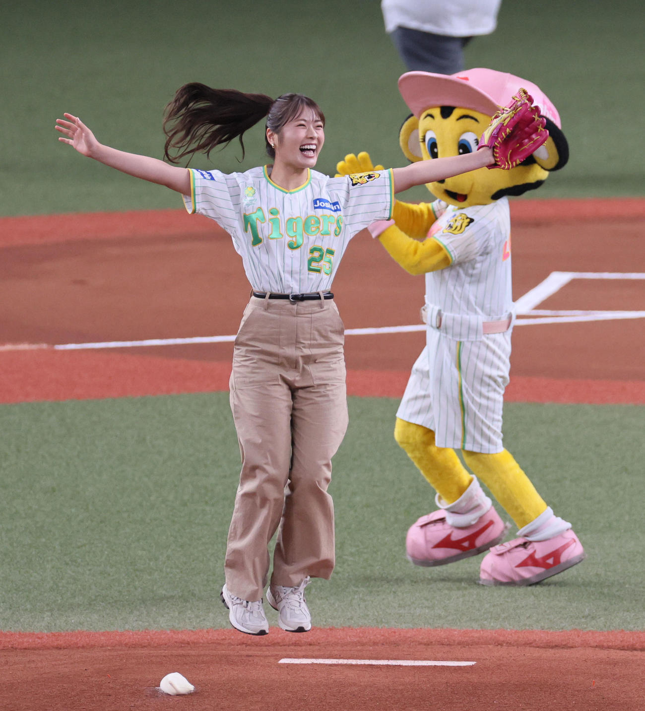 阪神対ヤクルト　始球式を務めた渋谷凪咲（撮影・宮崎幸一）