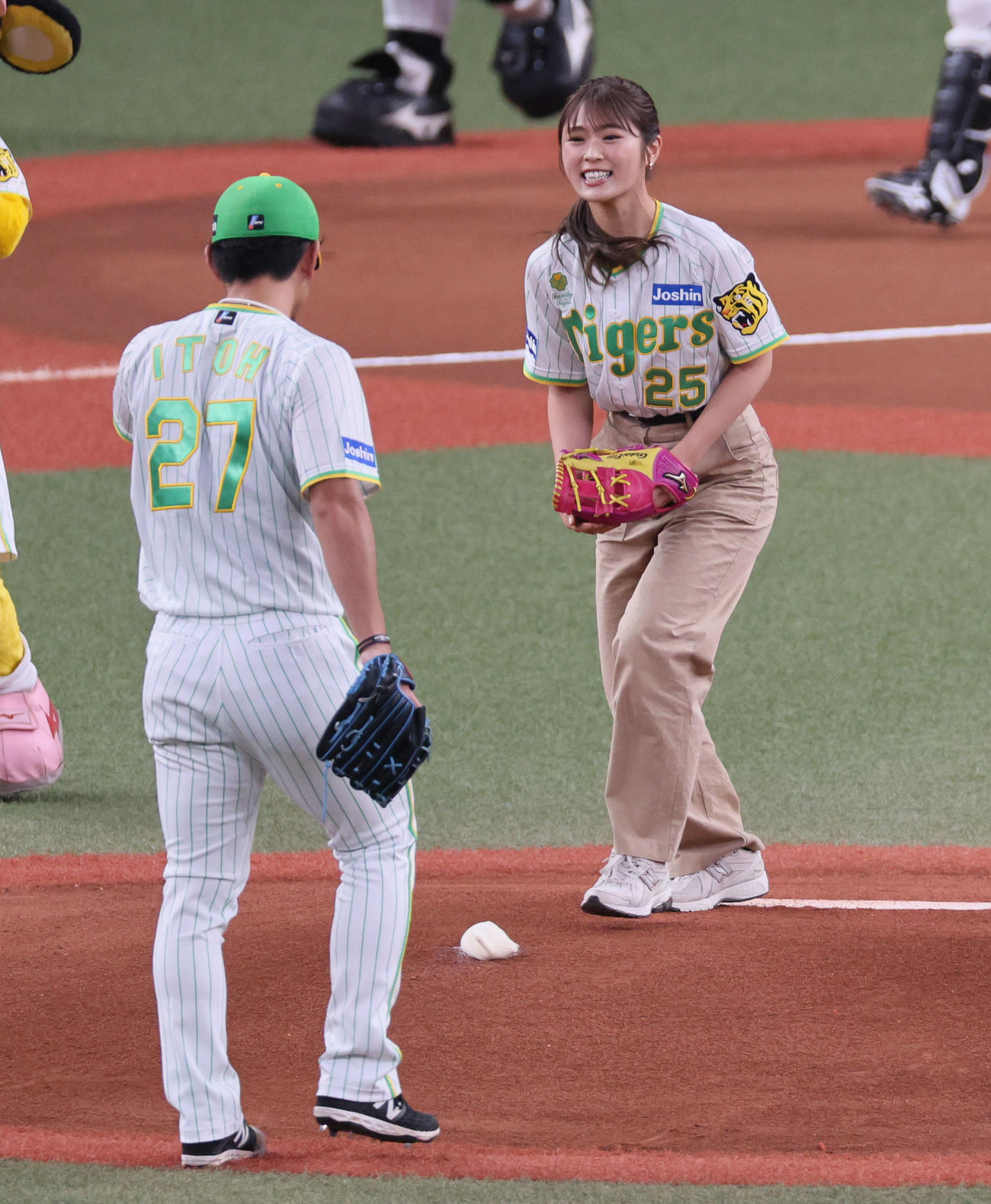 阪神対ヤクルト　始球式を務めた渋谷凪咲（撮影・宮崎幸一）