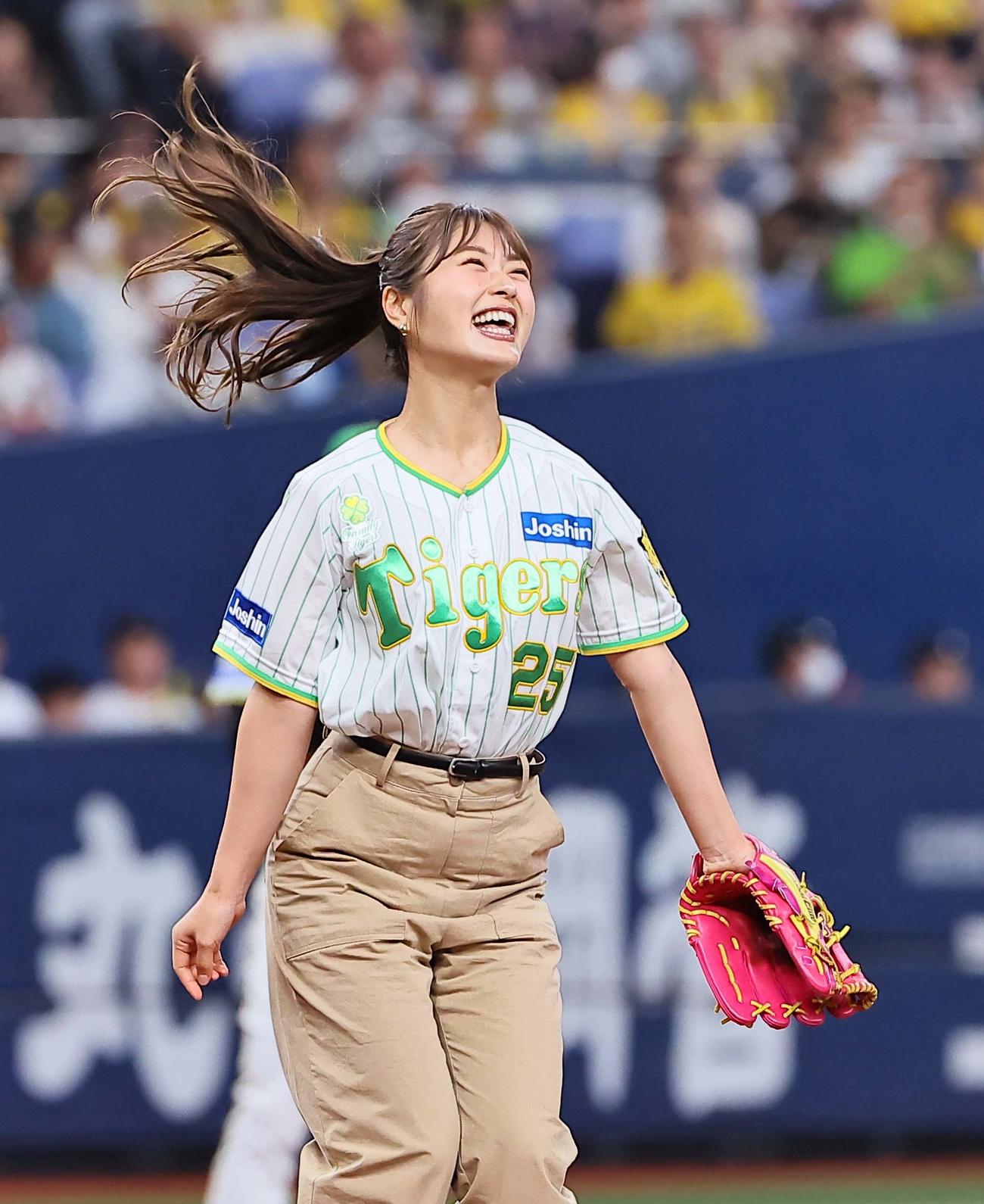 阪神対ヤクルト　始球式を務めるNMB48渋谷凪咲（撮影・上田博志）