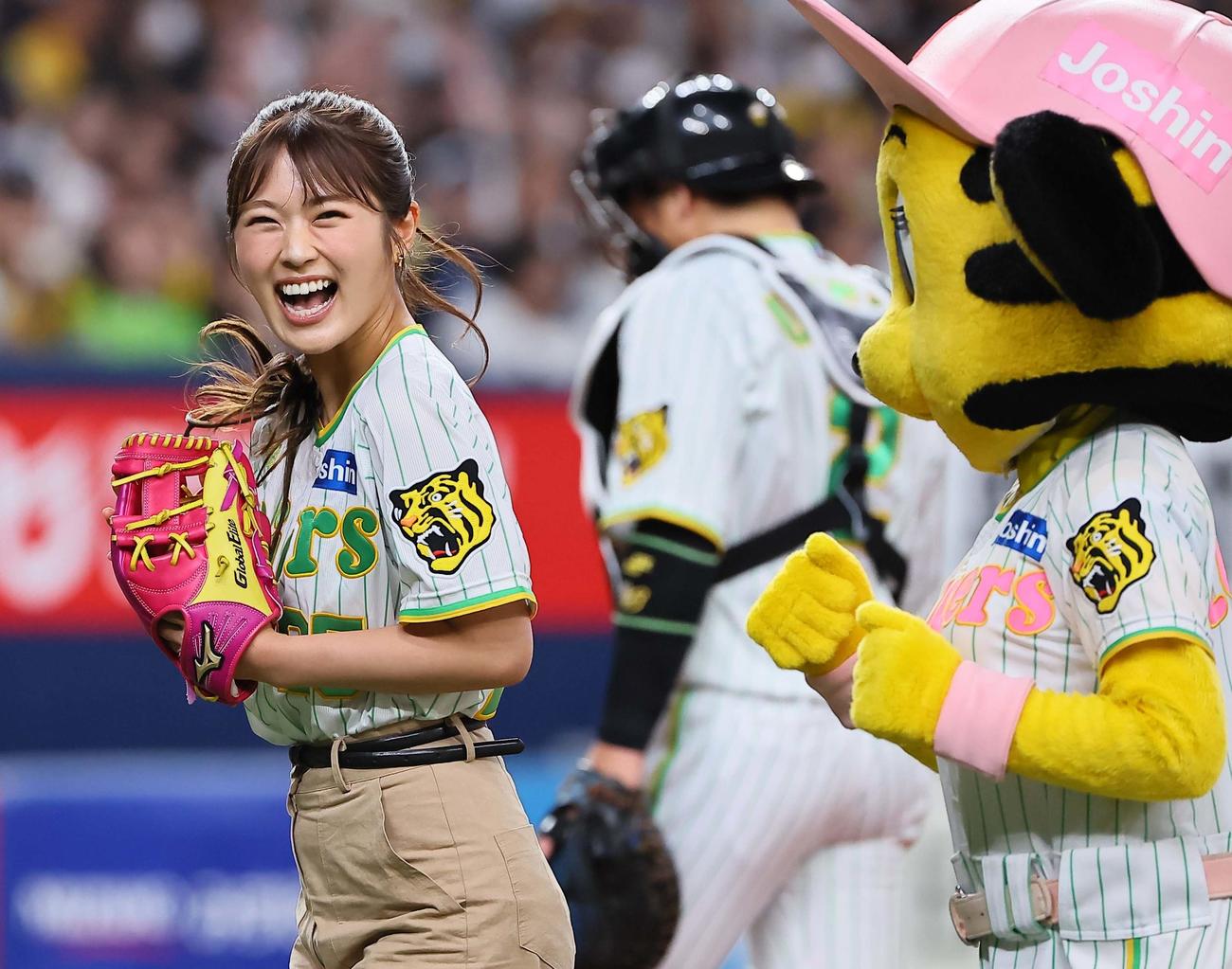 阪神対ヤクルト　始球式を務めるNMB48渋谷凪咲（撮影・上田博志）