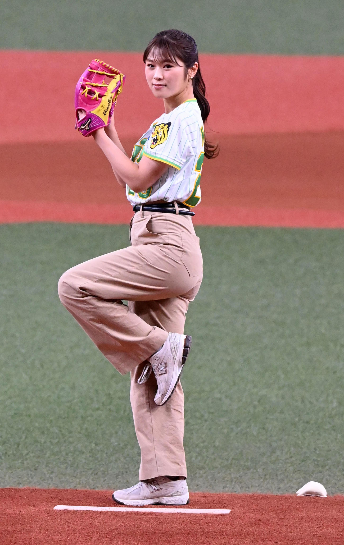 阪神対ヤクルト　始球式を務めたNMB48渋谷凪咲（撮影・前岡正明）