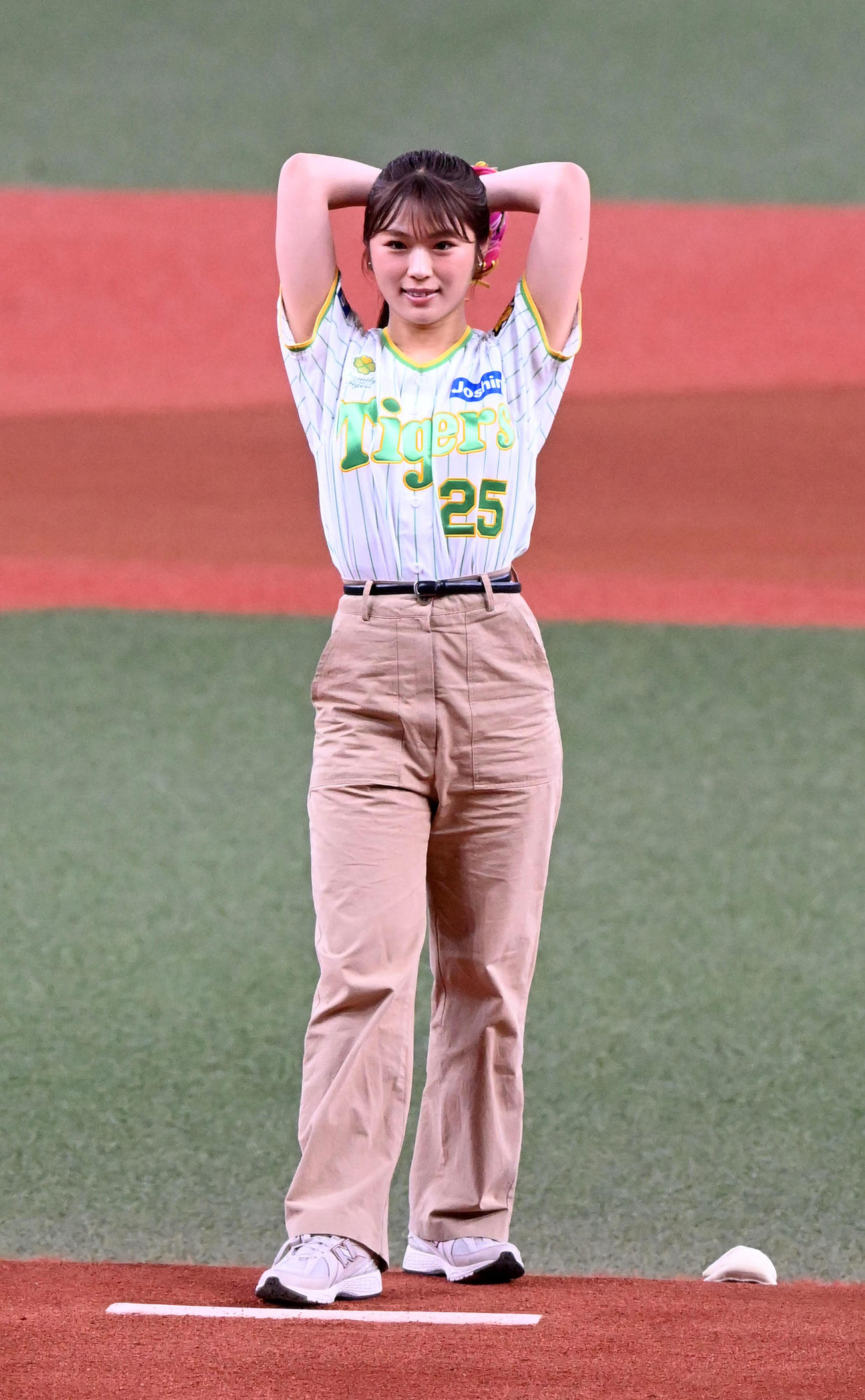阪神対ヤクルト　始球式を務めたNMB48渋谷凪咲（撮影・前岡正明）