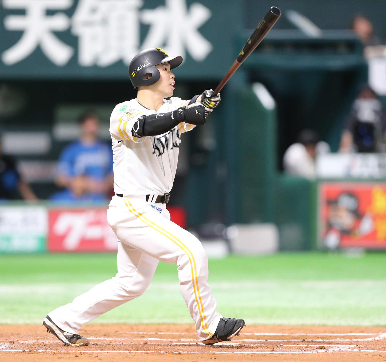 ソフトバンク対日本ハム　6回裏ソフトバンク1死一塁、右越え2点本塁打を放つ近藤（撮影・梅根麻紀）