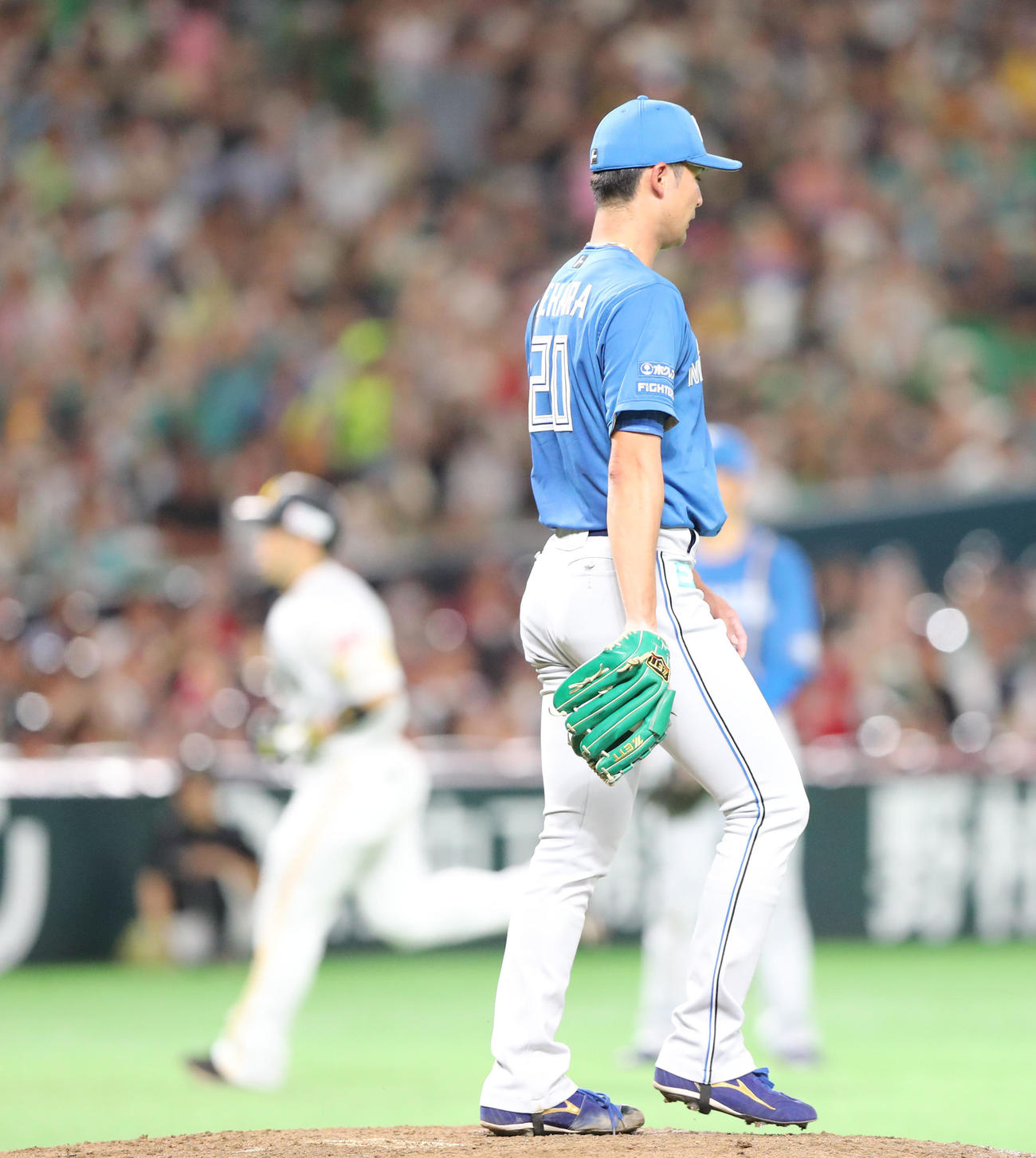 ソフトバンク対日本ハム　6回裏ソフトバンク1死一塁、近藤に右中間2点本塁打を浴びた上原（撮影・梅根麻紀）