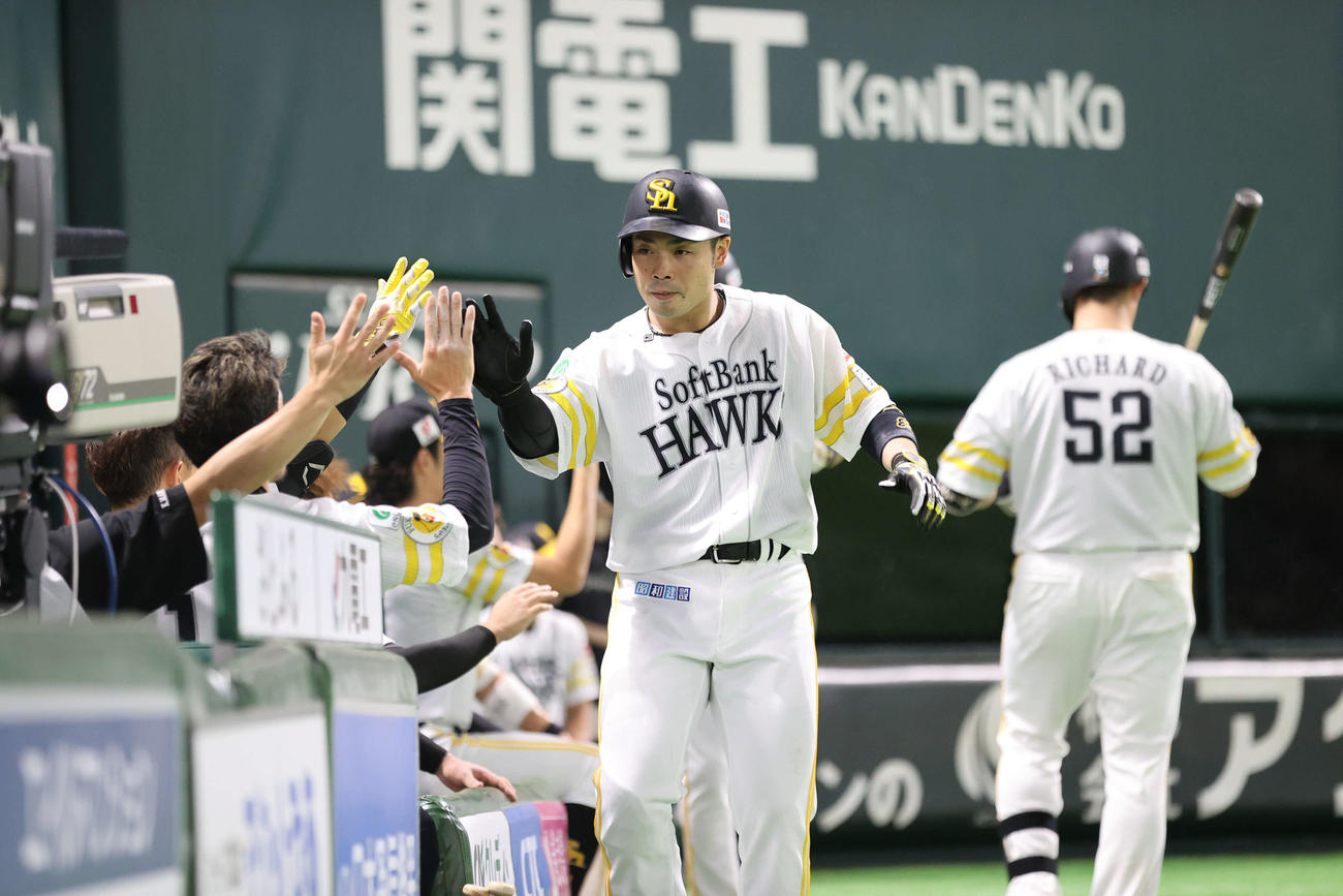 ソフトバンク対日本ハム　6回裏ソフトバンク1死一塁、近藤は右越え2点本塁打を放ちベンチのナインとハイタッチ（撮影・梅根麻紀）