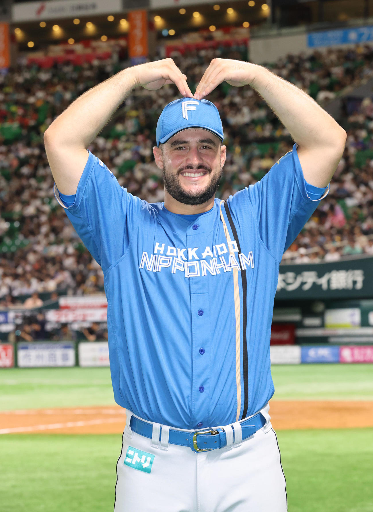 ソフトバンク対日本ハム　ヒーローになったマルティネスは笑顔でポーズ（撮影・梅根麻紀）