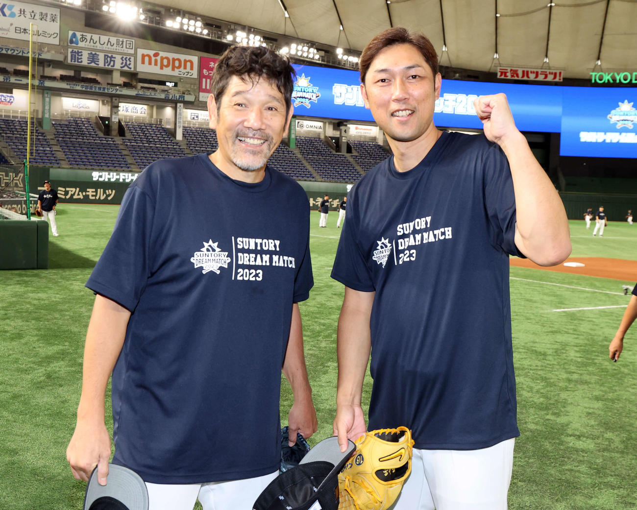サントリードリームマッチ2023　試合前、記念撮影する下柳剛氏（左）と金村暁氏（2023年7月31日撮影）