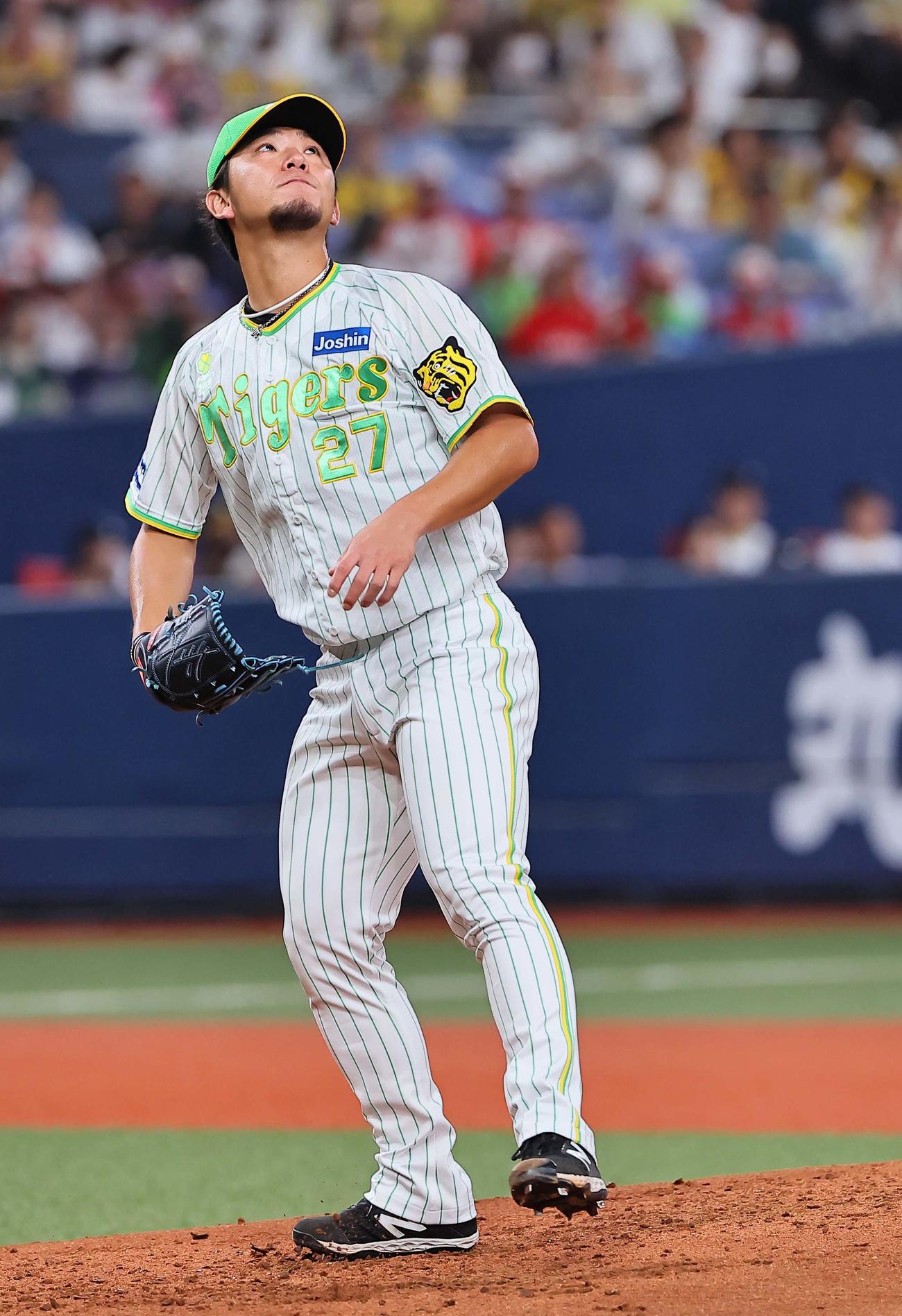 阪神対ヤクルト　2回表ヤクルト1死二、三塁、北村の右犠飛で先制点を許す伊藤将（撮影・上田博志）