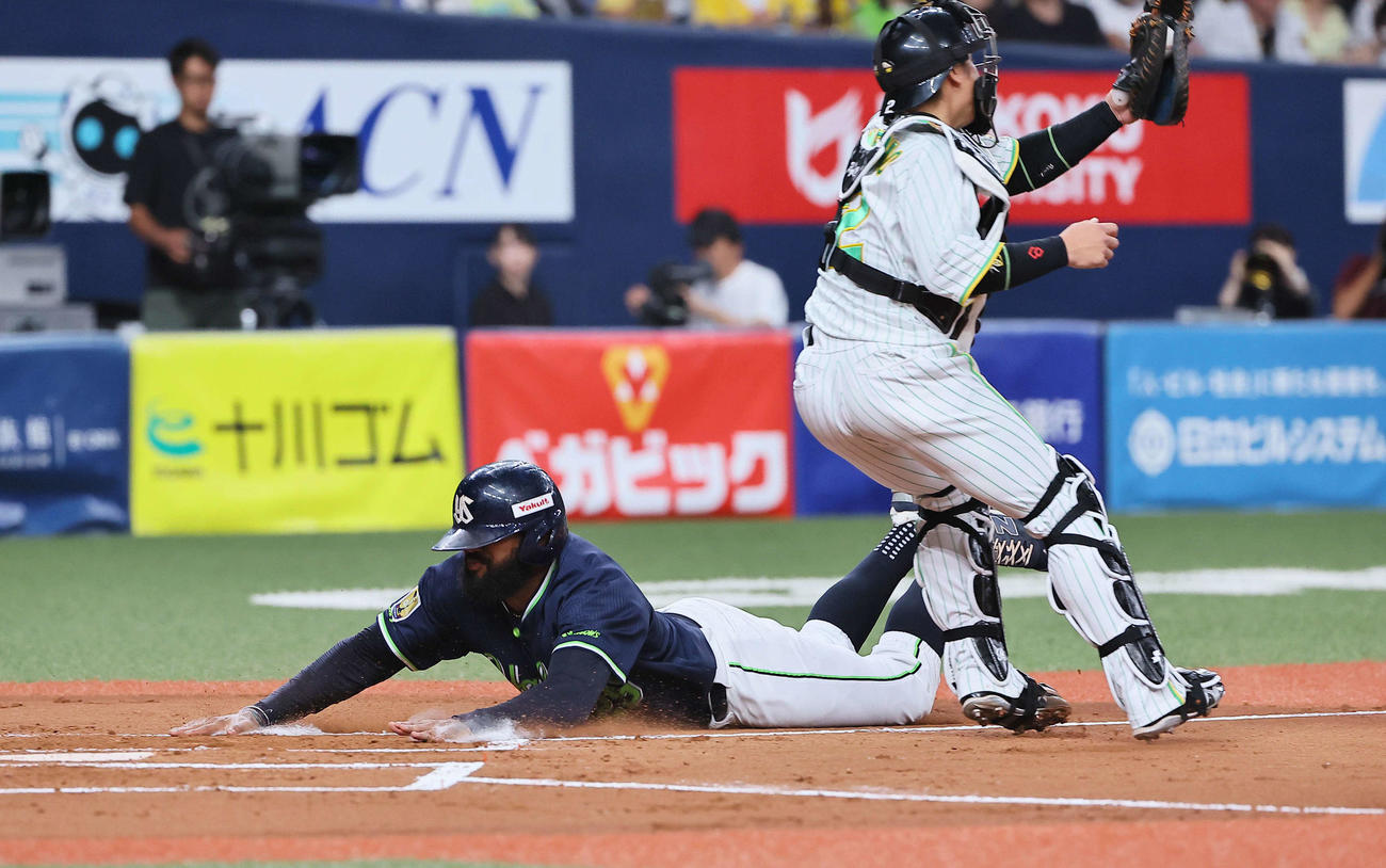 阪神対ヤクルト　2回表ヤクルト1死二、三塁、サンタナは北村の右犠飛で生還する（撮影・上田博志）