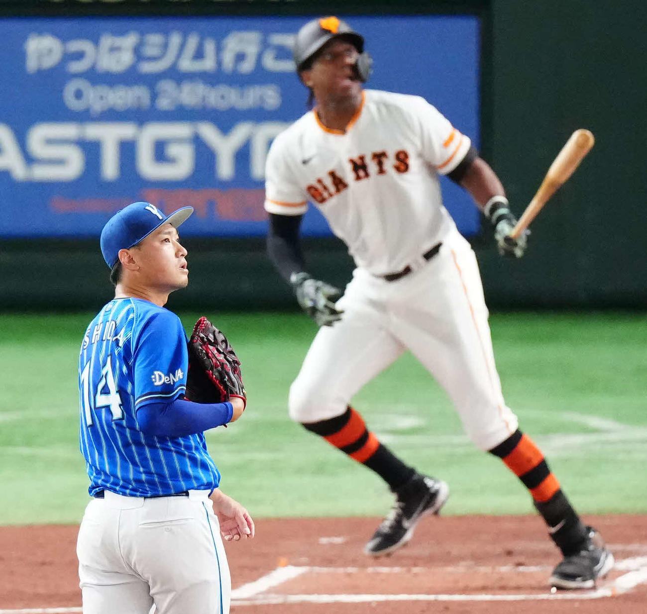 巨人対DeNA 1回裏巨人1死満塁、ブリンソン（後方）に満塁本塁打を浴びる石田（撮影・江口和貴）