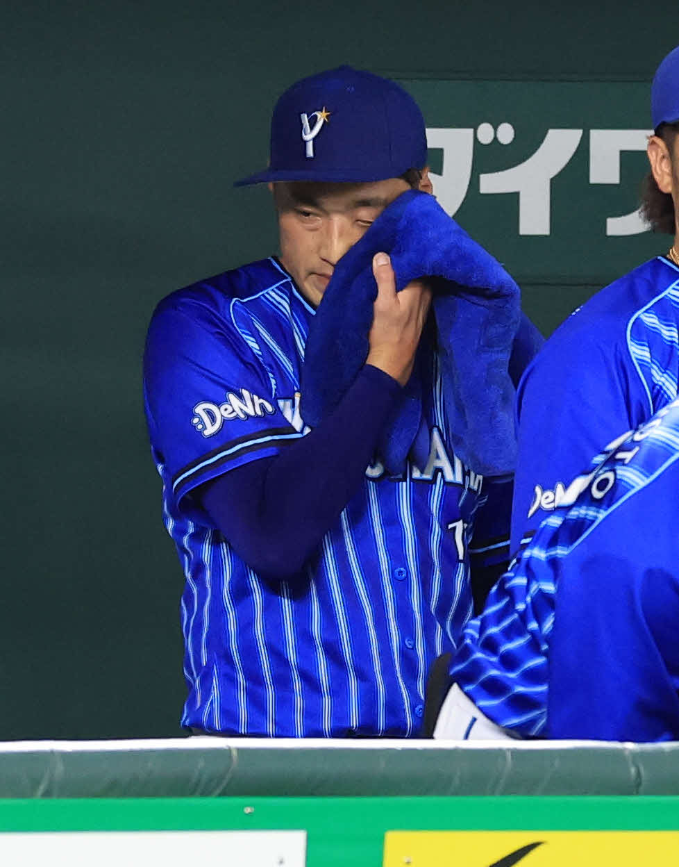 巨人対DeNA 2回裏巨人2死一、二塁、秋広に四球を与えて降板となった石田はベンチで悔しそうに汗をぬぐう（撮影・浅見桂子）