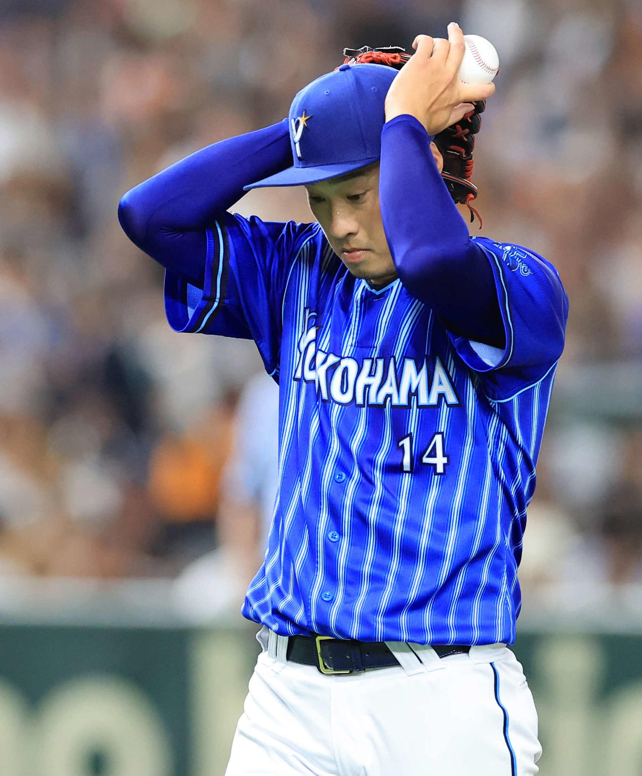 巨人対DeNA 2回裏巨人2死一、二塁、秋広（手前）に四球を与えて満塁のピンチを呼び、頭を抱える石田（撮影・浅見桂子）
