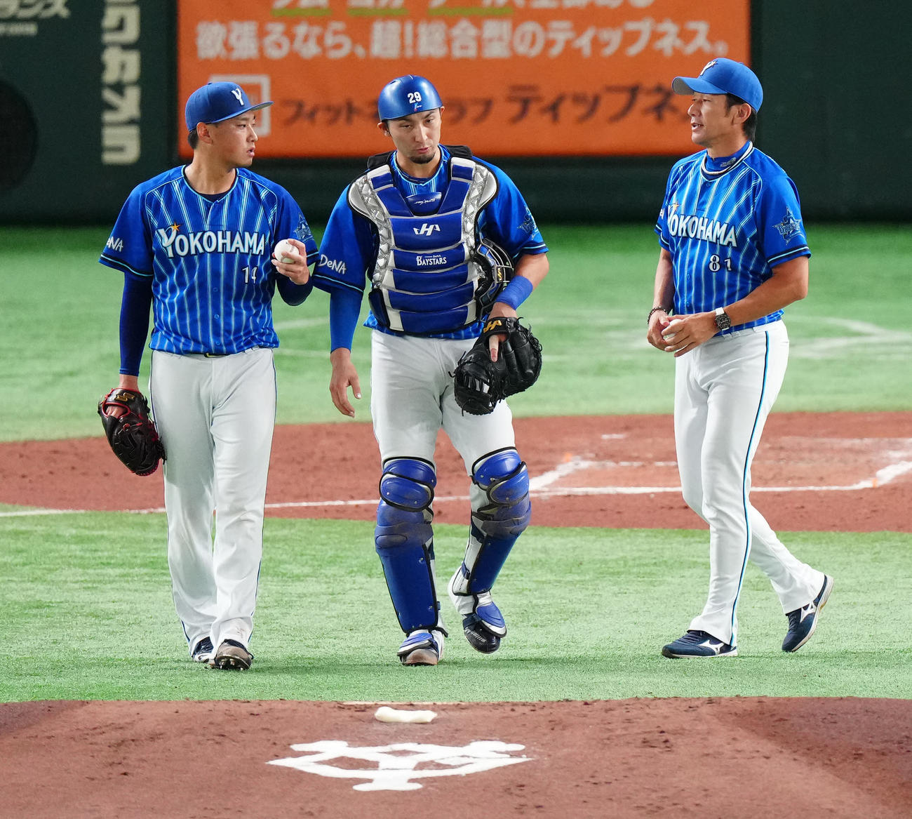 巨人対DeNA 2回裏途中、DeNA先発石田（左）の降板でマウンドに向かう三浦監督。中央は捕手伊藤（撮影・江口和貴）