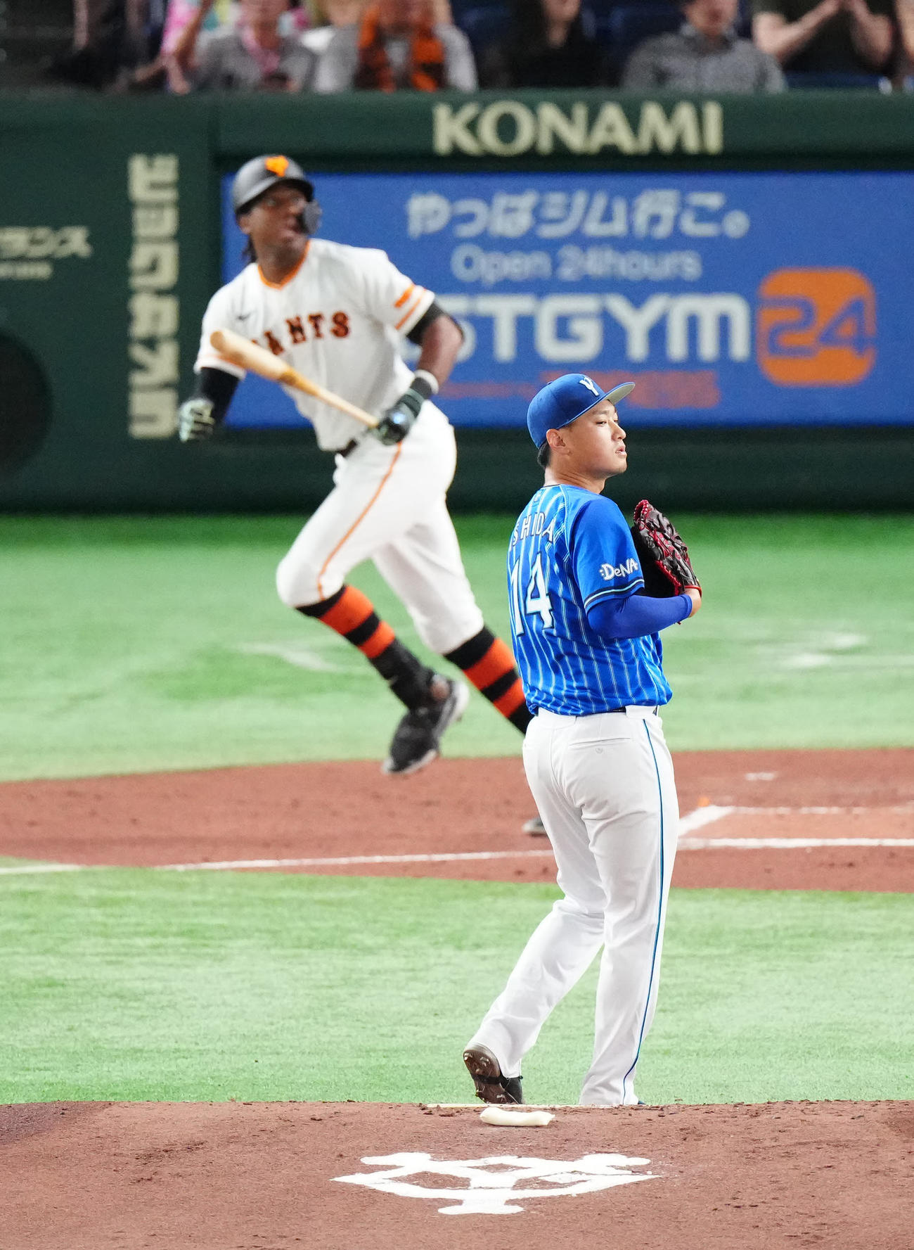 巨人対DeNA 1回裏巨人1死満塁、ブリンソン（後方）に満塁本塁打を浴びる石田（撮影・江口和貴）