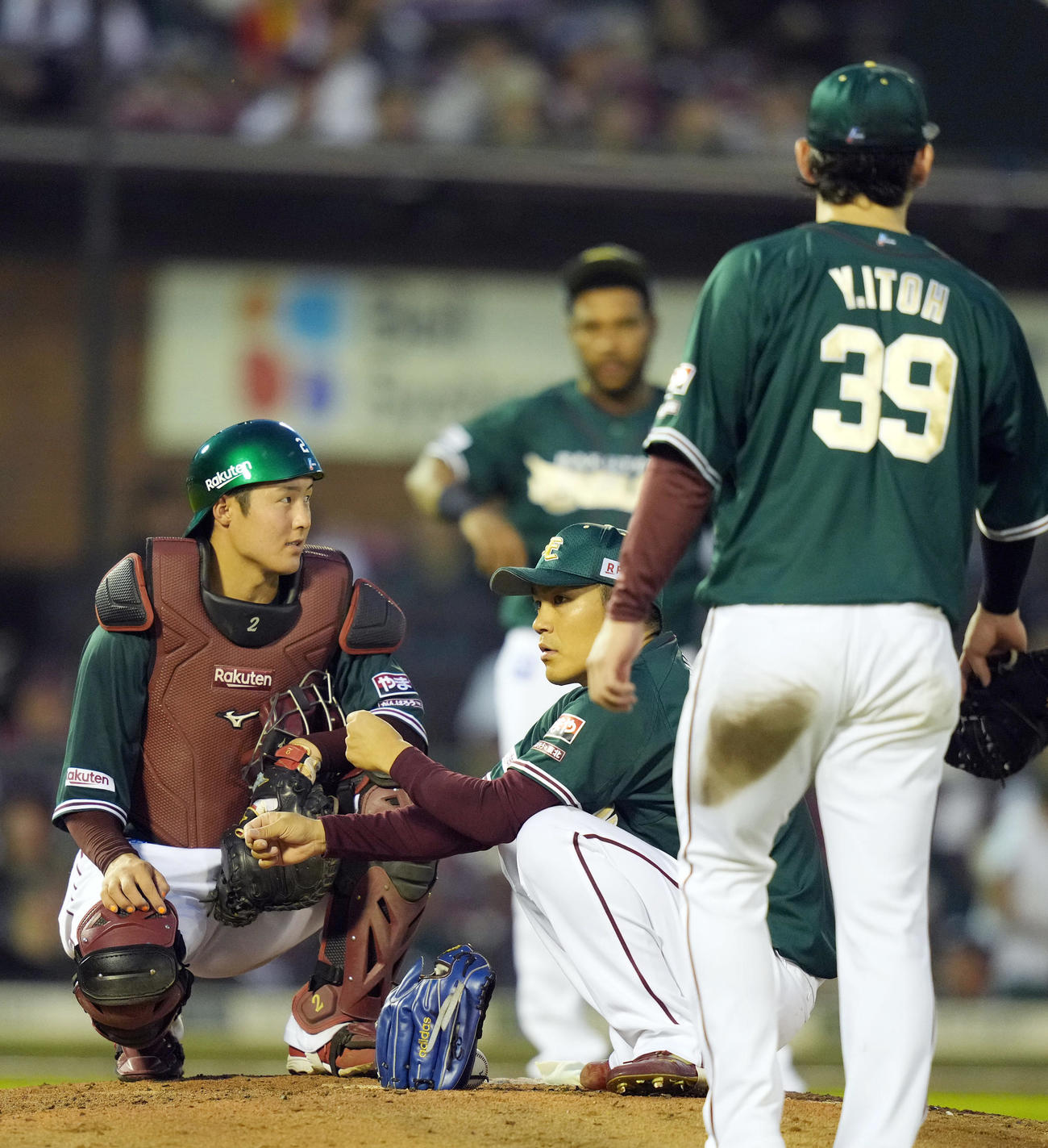 楽天対オリックス　6回表オリックス無死一塁、一塁走者太田の治療中に、マウンドに座って待つ楽天先発の則本昂大（中央）。左は捕手太田（撮影・狩俣裕三）