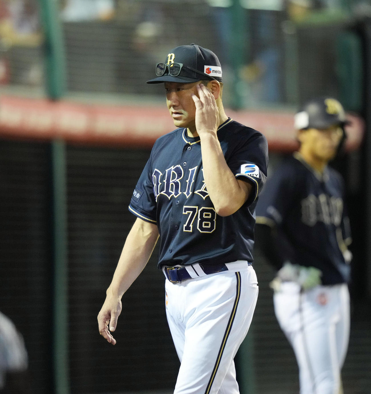 楽天対オリックス　6回表オリックス無死一塁、太田の負傷交代で困った表情を見せる中嶋監督（撮影・狩俣裕三）