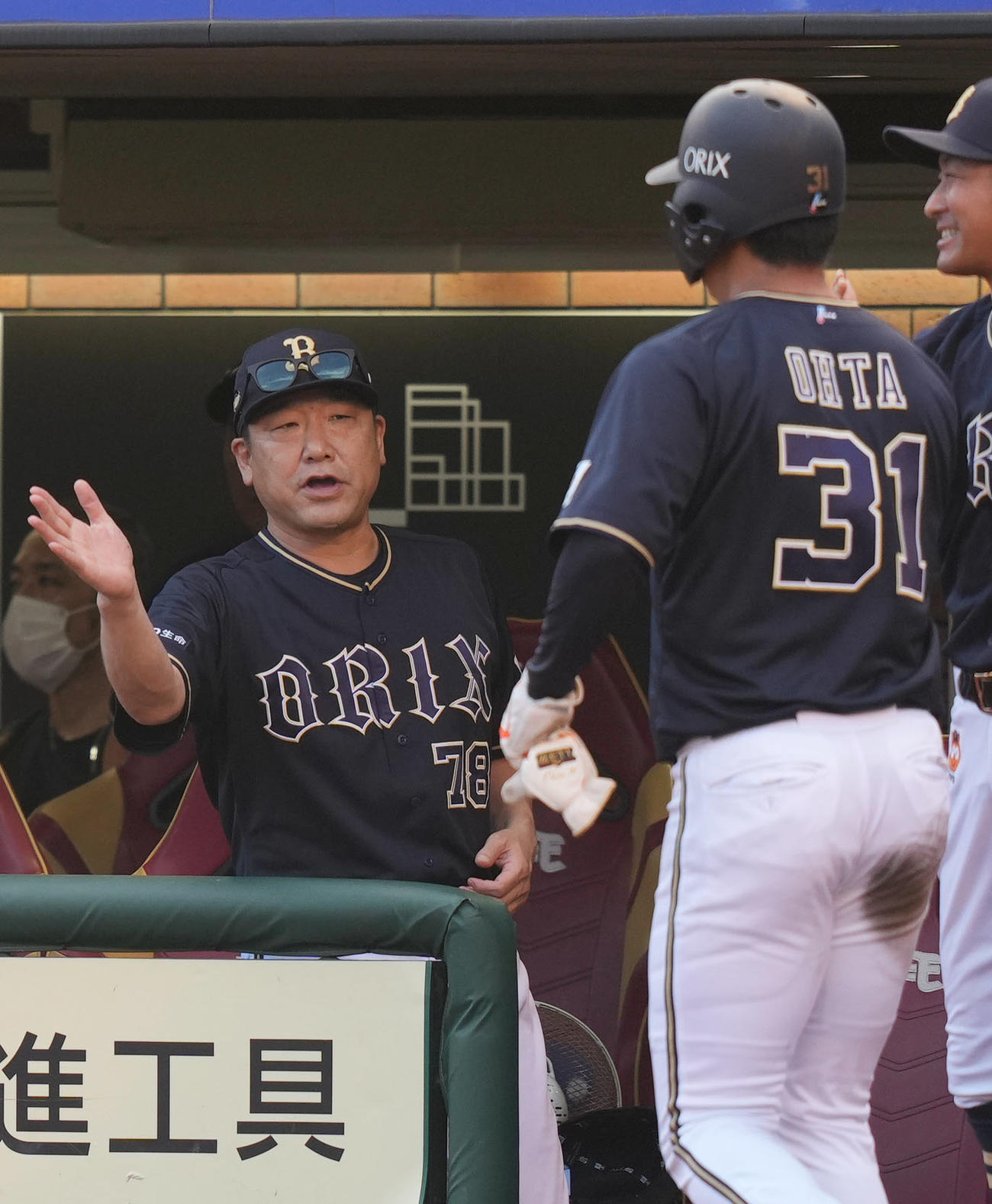 楽天対オリックス　1回表オリックス1死一、三塁、森の先制犠飛で生還する太田（右）を迎える中嶋監督（撮影・狩俣裕三）