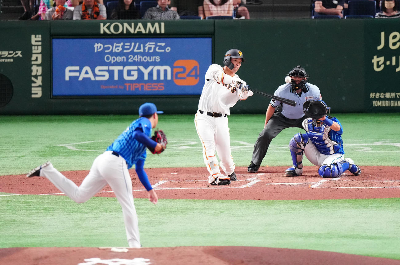 巨人対DeNA 1回裏巨人1死、ソロ本塁打を放つ大城卓。投手石田（撮影・江口和貴）