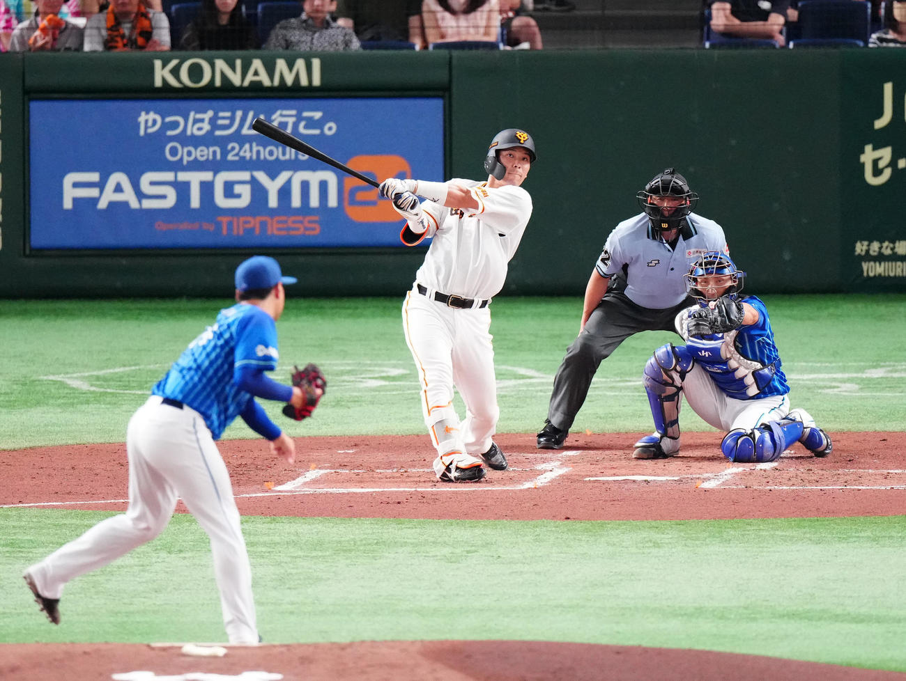 巨人対DeNA 1回裏巨人1死、ソロ本塁打を放つ大城卓。投手石田（撮影・江口和貴）
