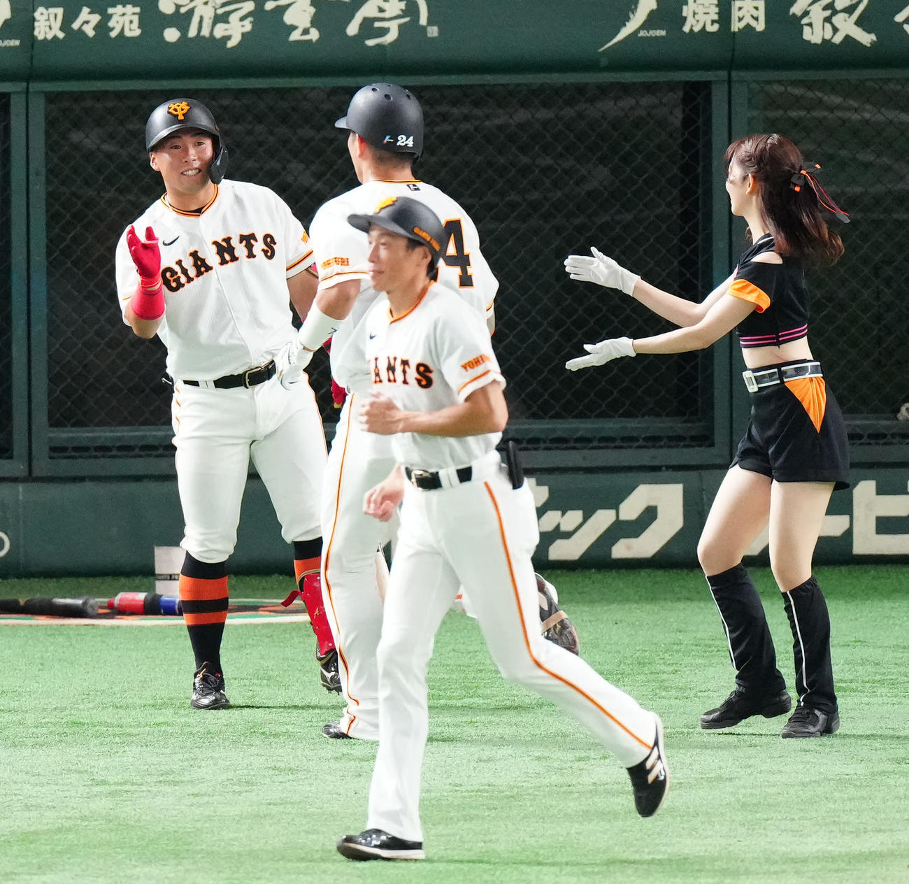 巨人対DeNA 1回裏巨人1死、ソロ本塁打を放った大城卓（後方中央）とタッチを交わす浅野（撮影・江口和貴）