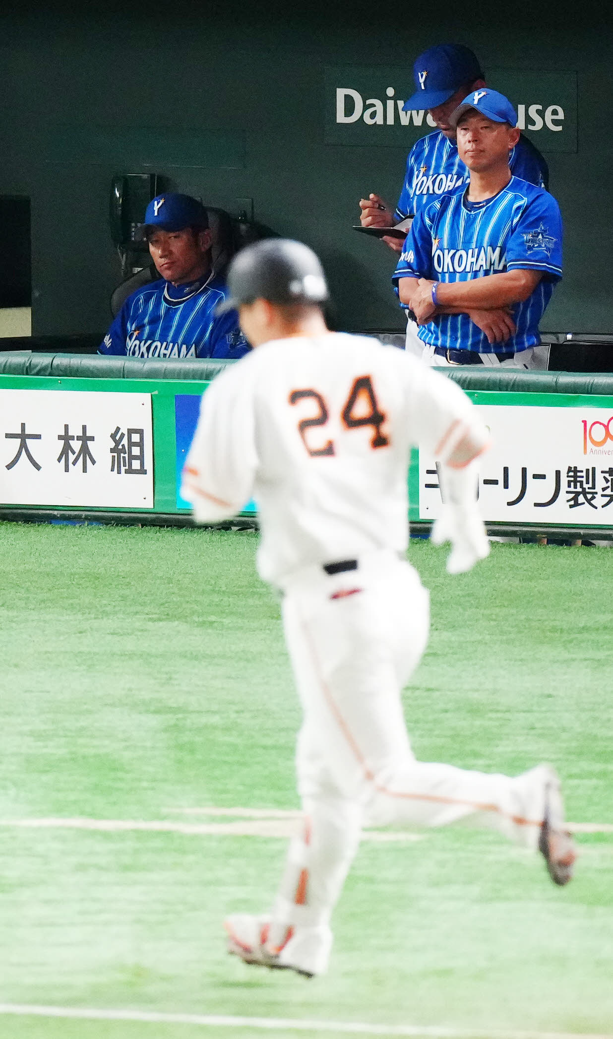 巨人対DeNA 1回裏巨人1死、石田が大城卓（手前）にソロ本塁打を浴び、ベンチで厳しい表情の三浦監督（左）（撮影・江口和貴）