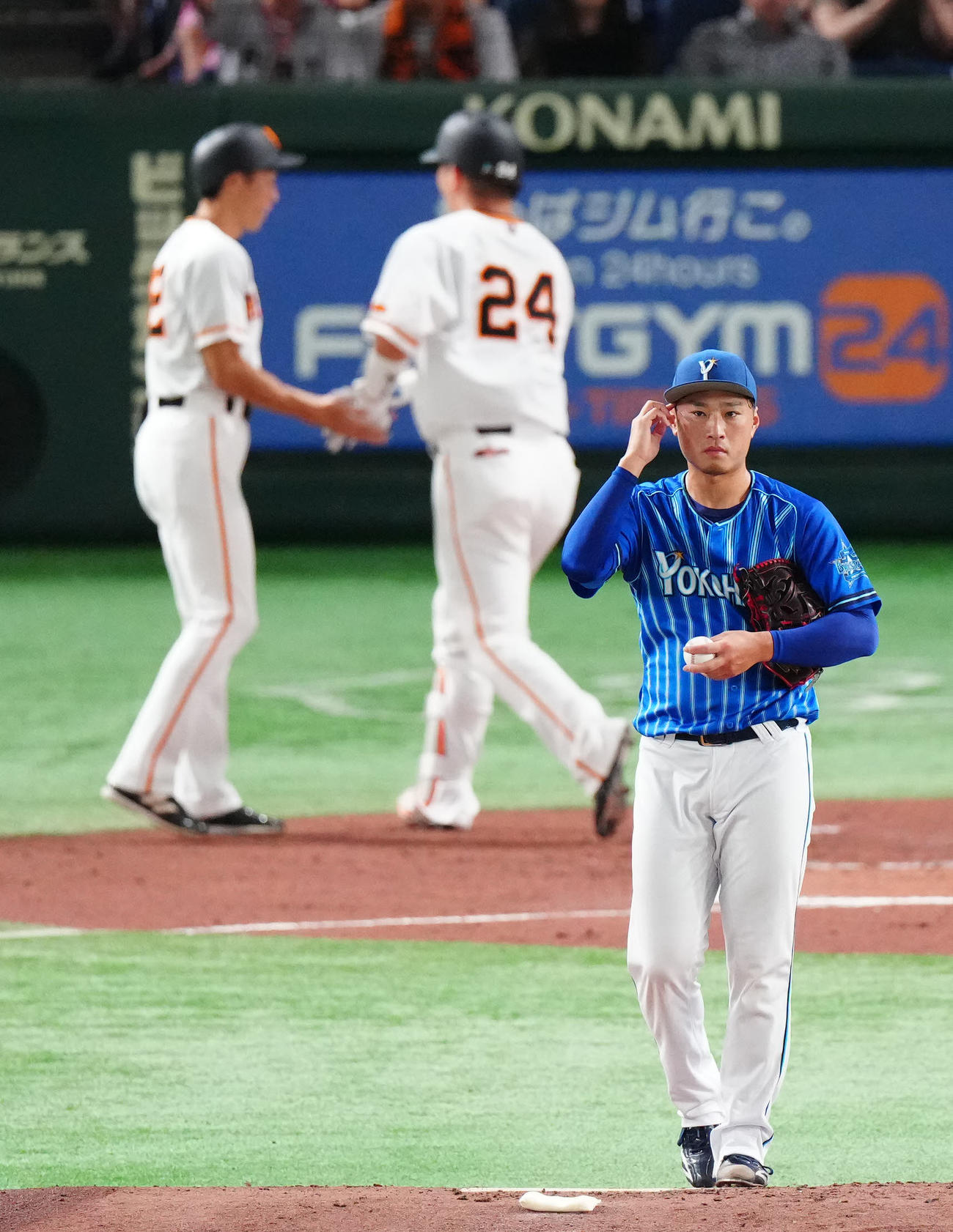 巨人対DeNA 1回裏巨人1死、大城卓（後方右）にソロ本塁打を浴びる石田（撮影・江口和貴）