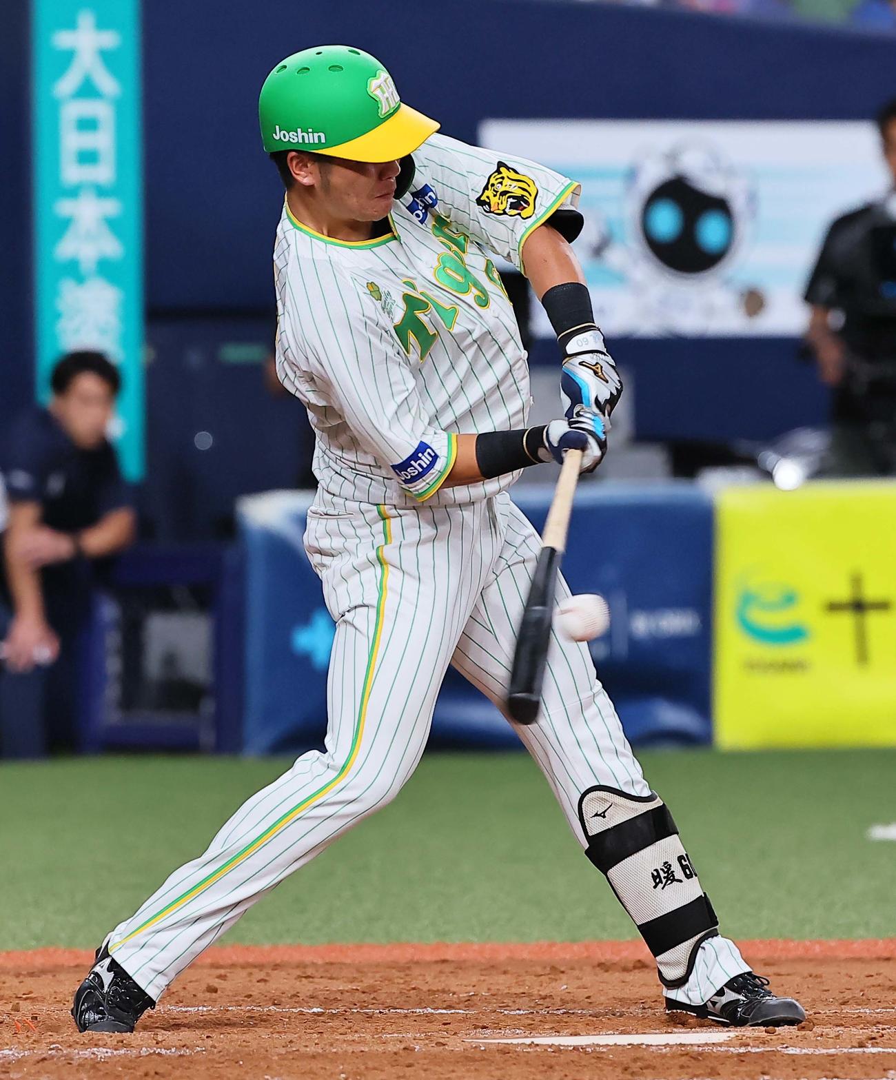 阪神対ヤクルト　3回裏阪神1死満塁、小野寺は右前に逆転2点適時打を放つ（撮影・上田博志）