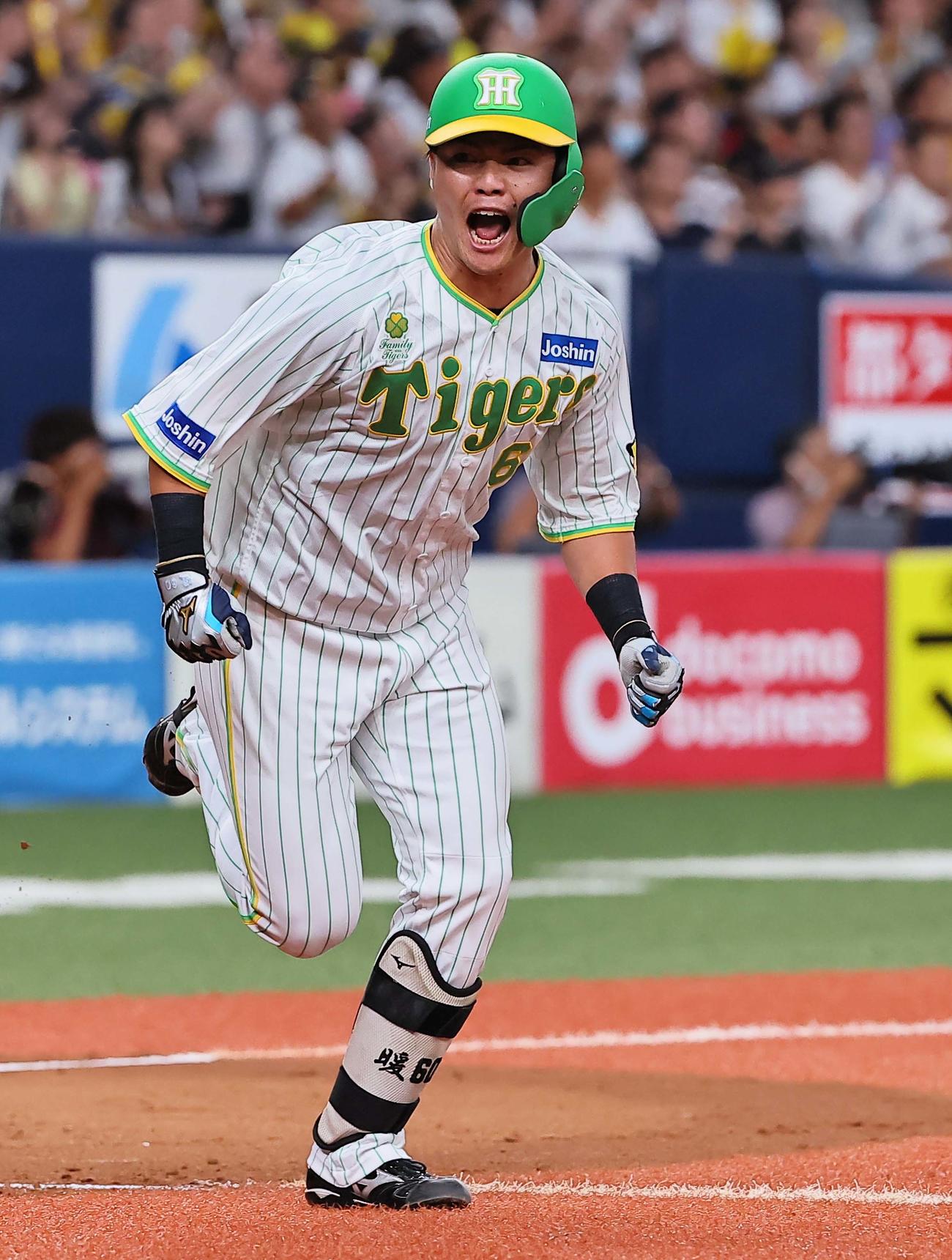 阪神対ヤクルト　3回裏阪神1死満塁、逆転2点適時打を放った小野寺は雄たけびをあげながら一塁へ向かう（撮影・上田博志）